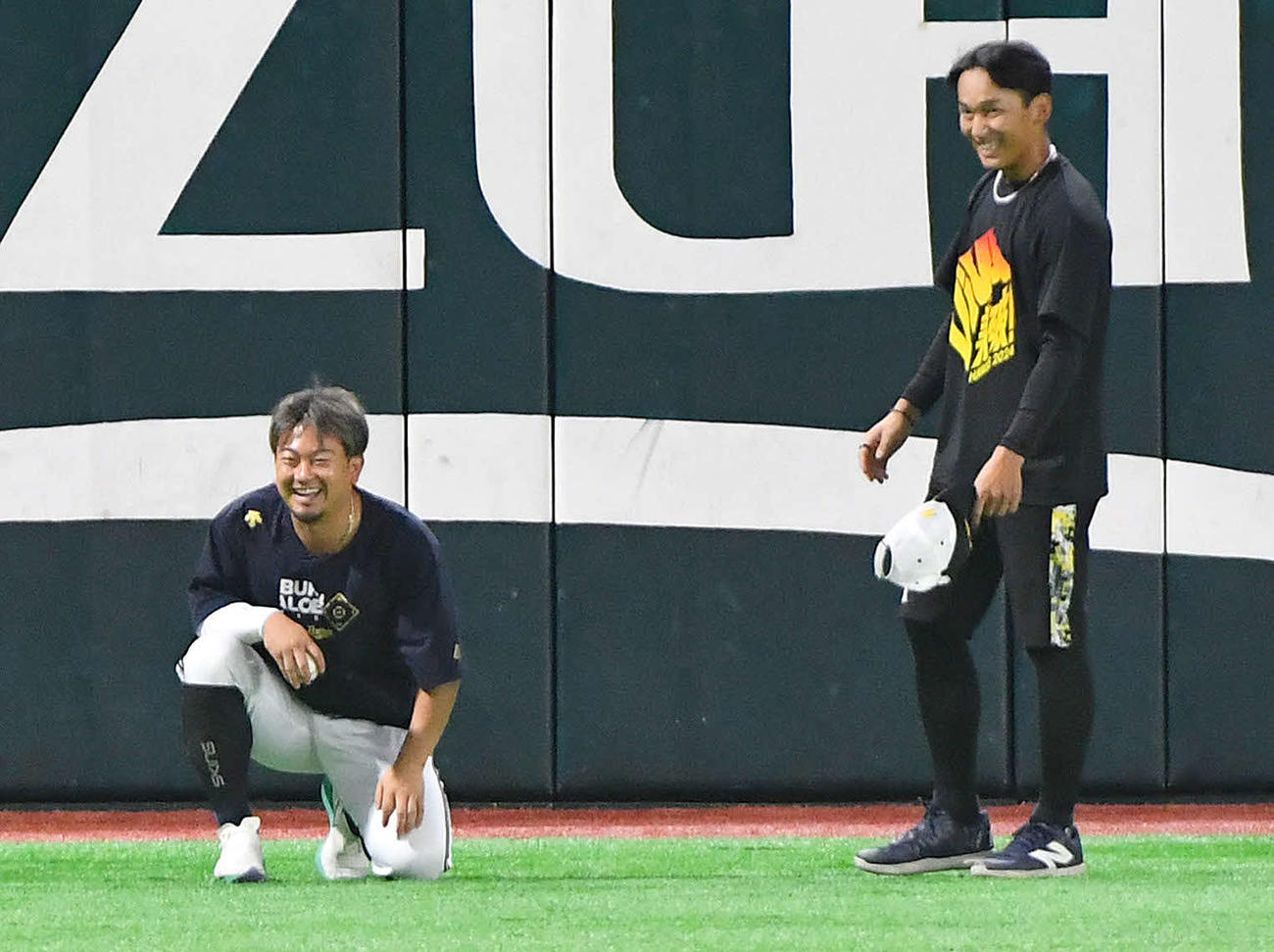 ソフトバンク対オリックス　ソフトバンク前田悠（右）と談笑するオリックス森（撮影・岩下翔太）