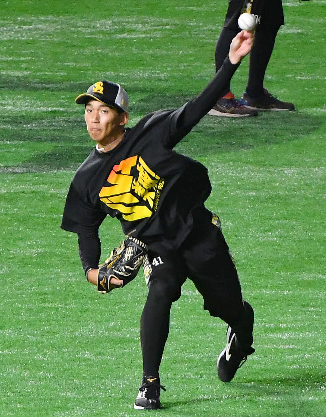 ソフトバンク対オリックス　キャッチボールを行う前田悠（撮影・岩下翔太）