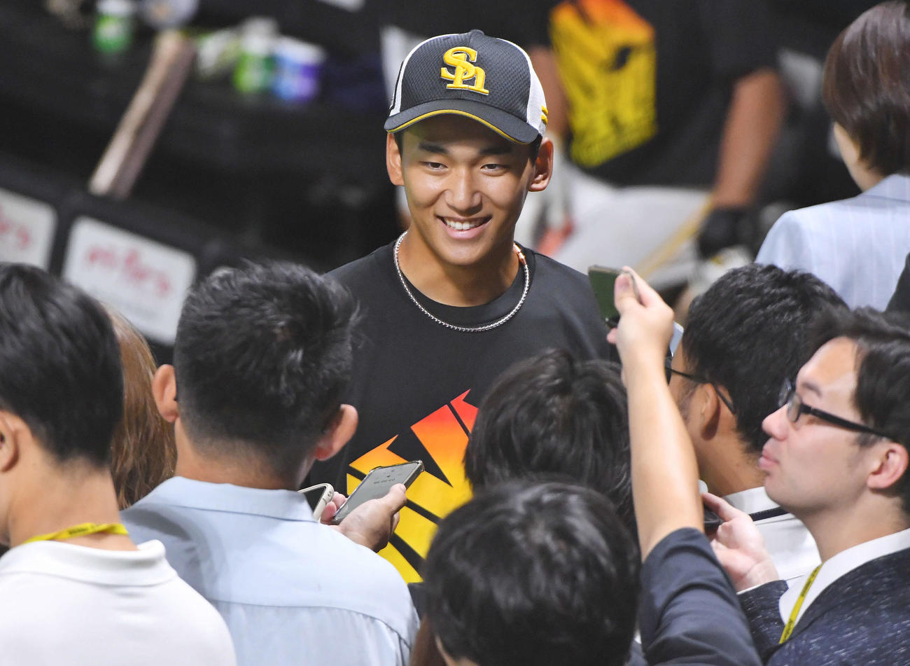 ソフトバンク対オリックス　笑顔で囲み取材を受ける前田悠（撮影・岩下翔太）
