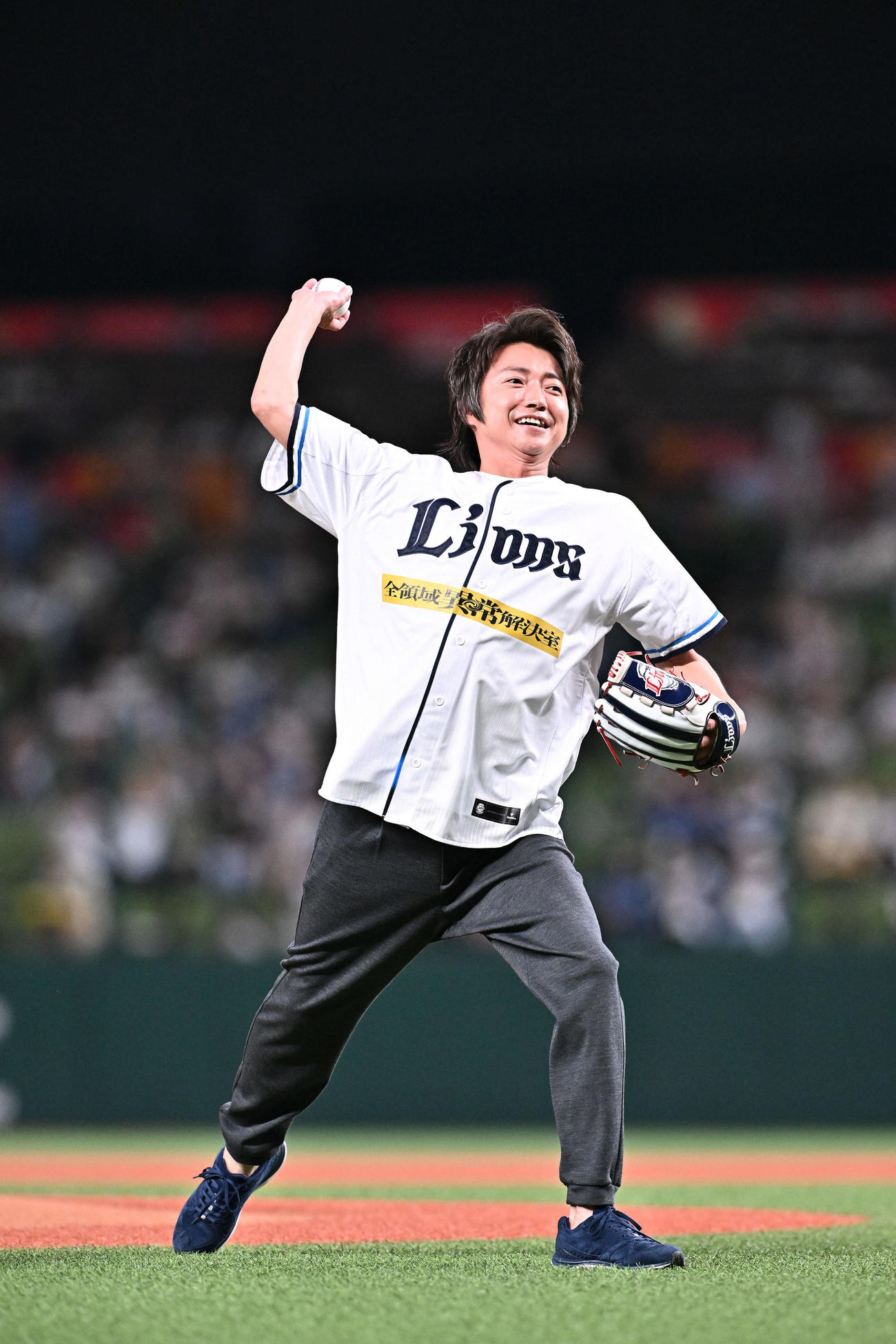 西武対日本ハム　セレモニアルピッチする藤原竜也（撮影・滝沢徹郎）