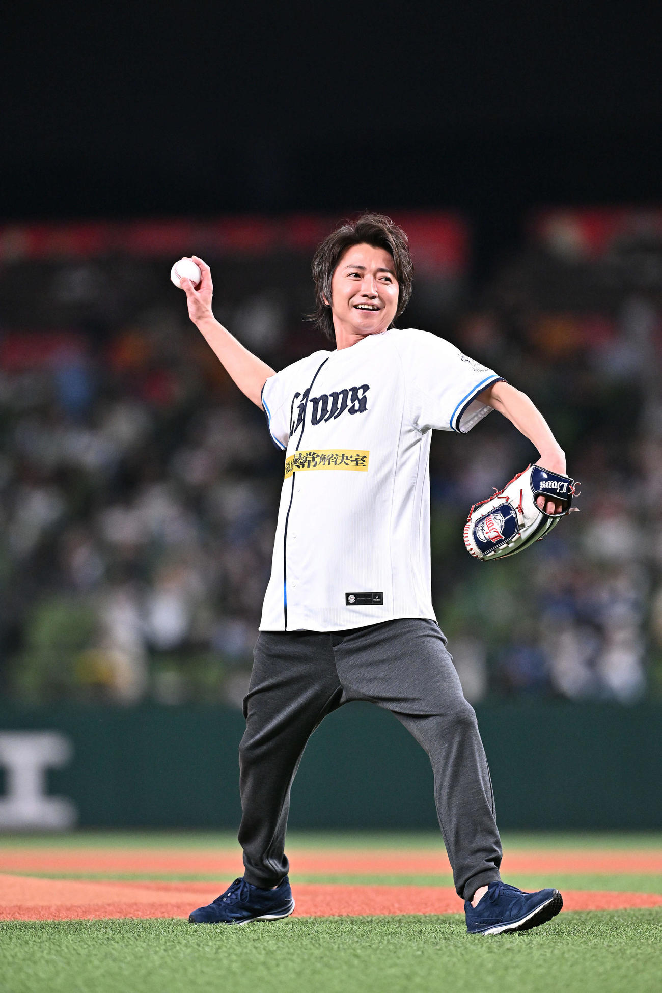 西武対日本ハム　セレモニアルピッチする藤原竜也（撮影・滝沢徹郎）