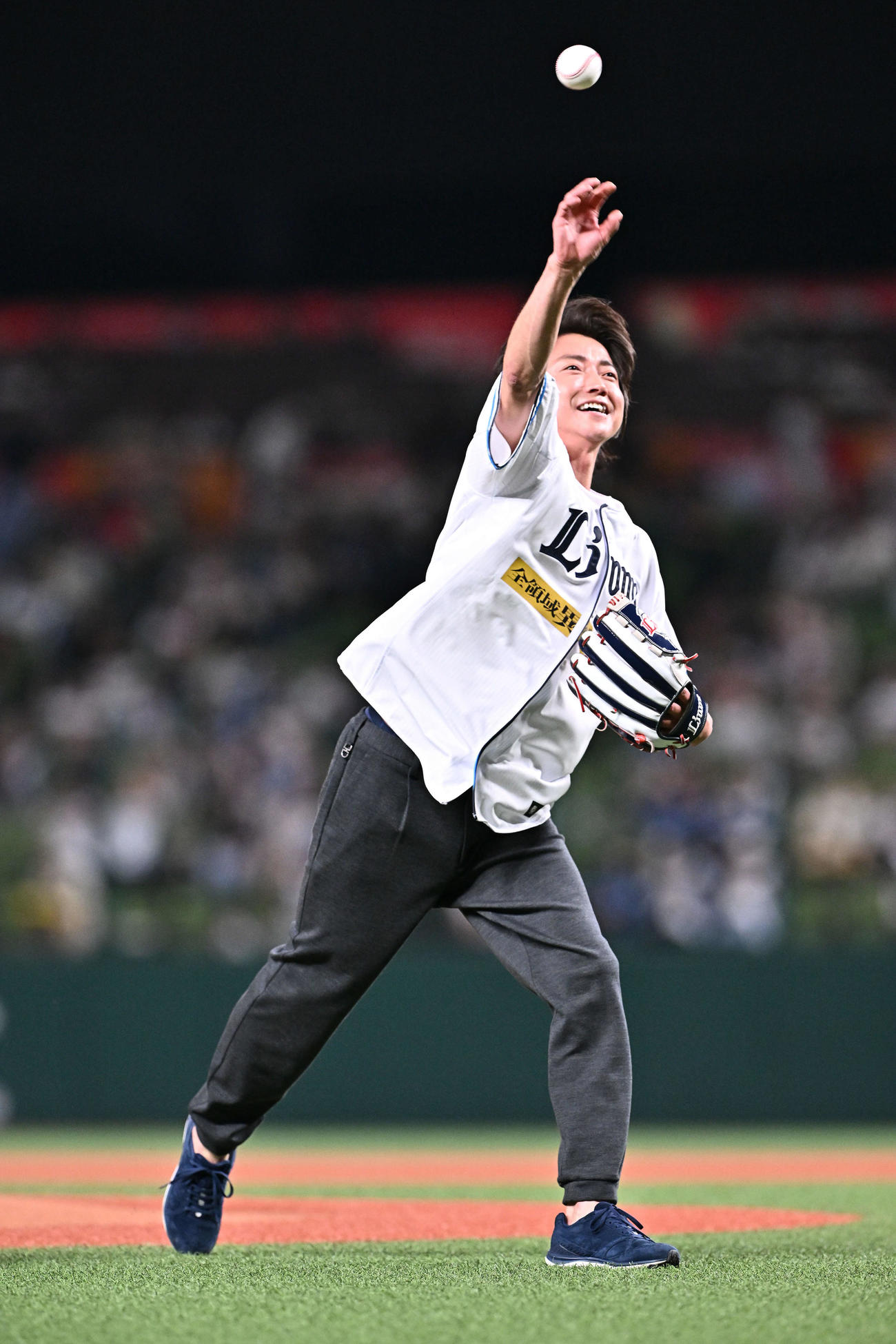 西武対日本ハム　セレモニアルピッチする藤原竜也（撮影・滝沢徹郎）