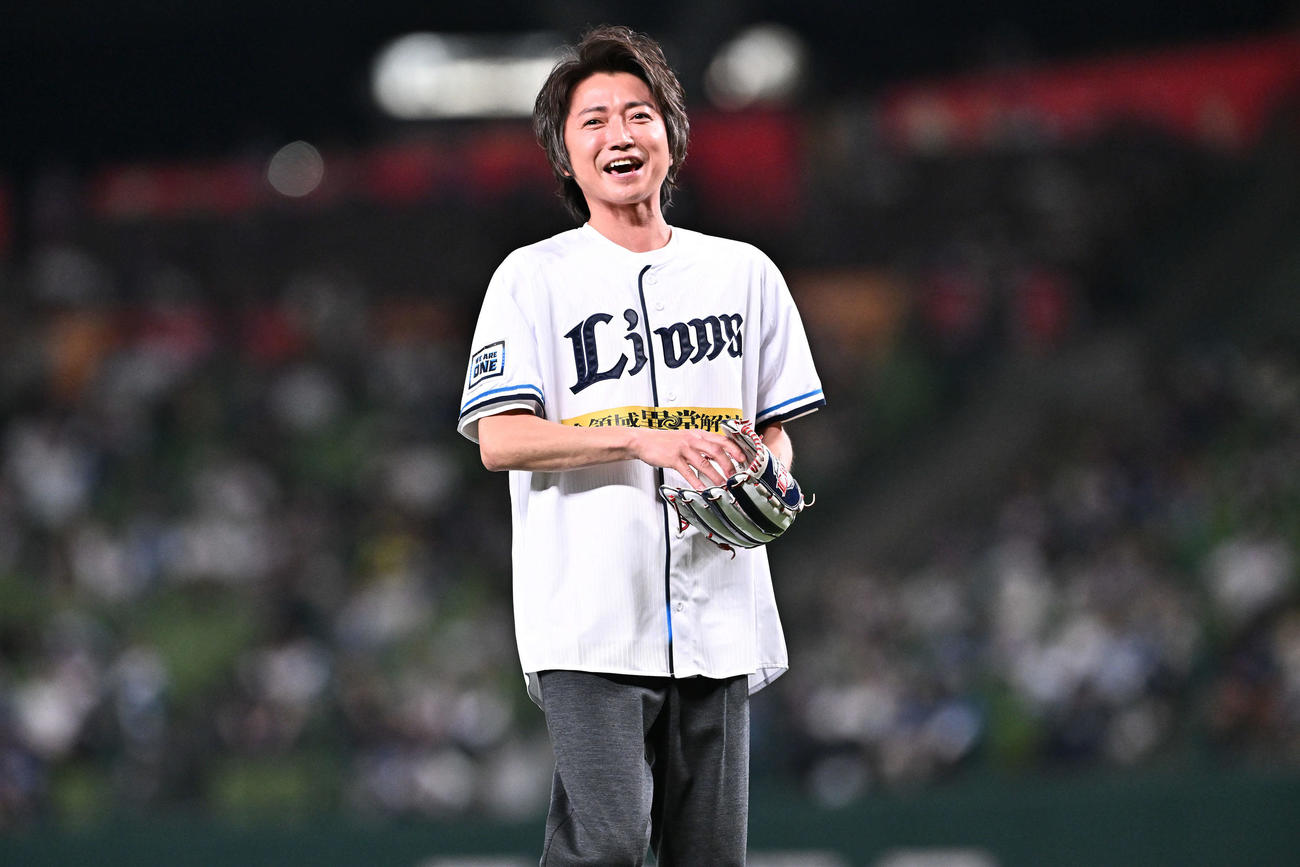 西武対日本ハム　セレモニアルピッチに臨む藤原竜也（撮影・滝沢徹郎）