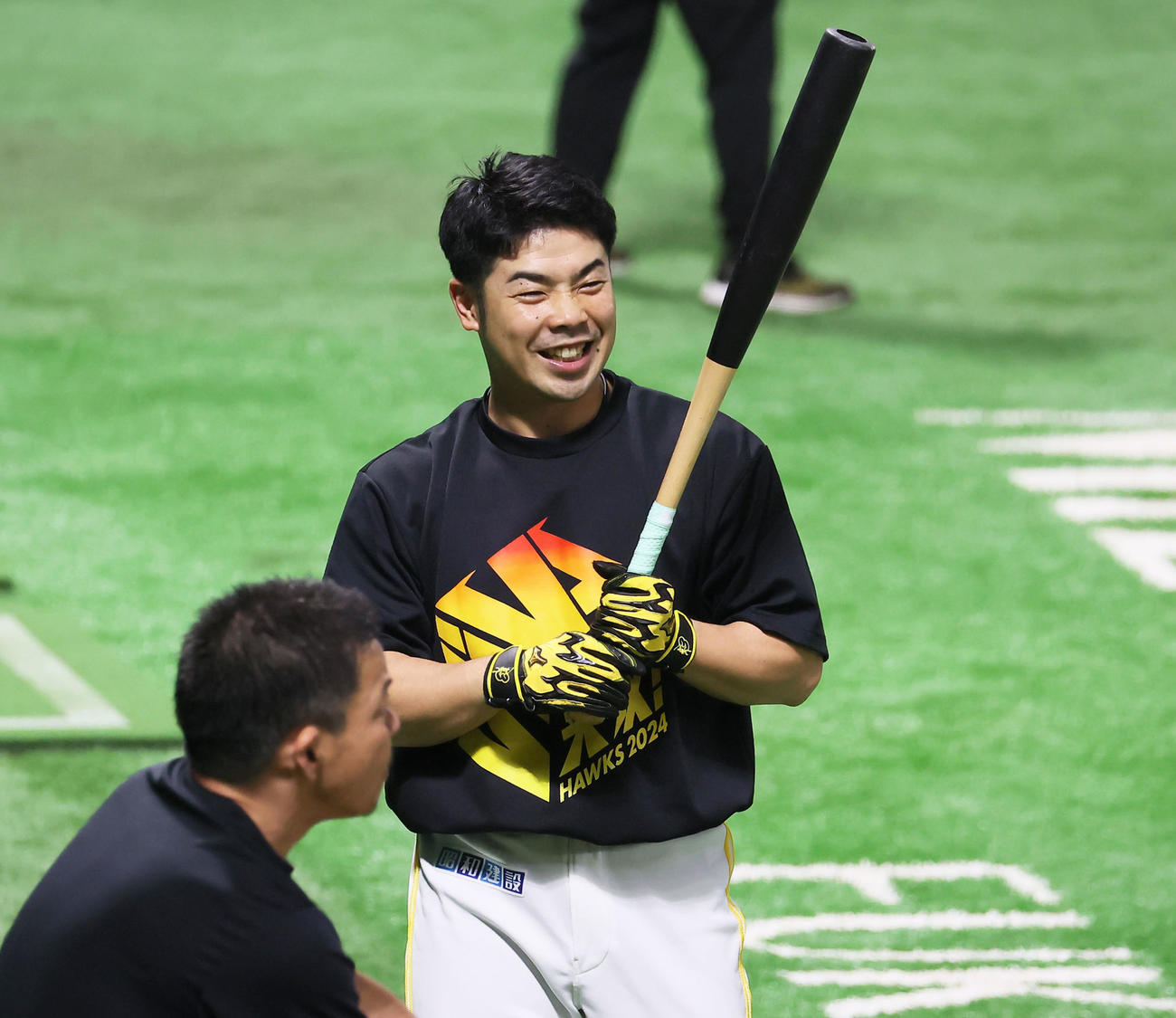 ソフトバンク対オリックス　試合前練習でティーバッティングを行う近藤（撮影・鬼束羽瑠菜）