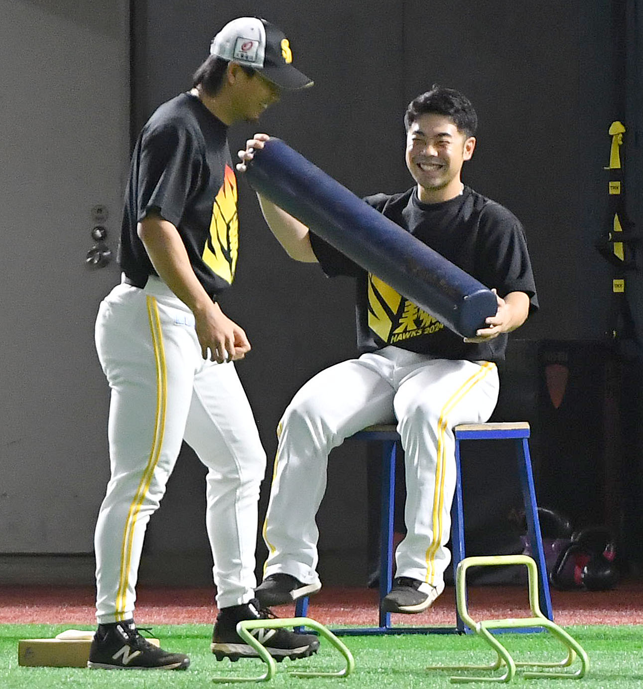 ソフトバンク対オリックス　佐藤直（左）と談笑する近藤（撮影・岩下翔太）