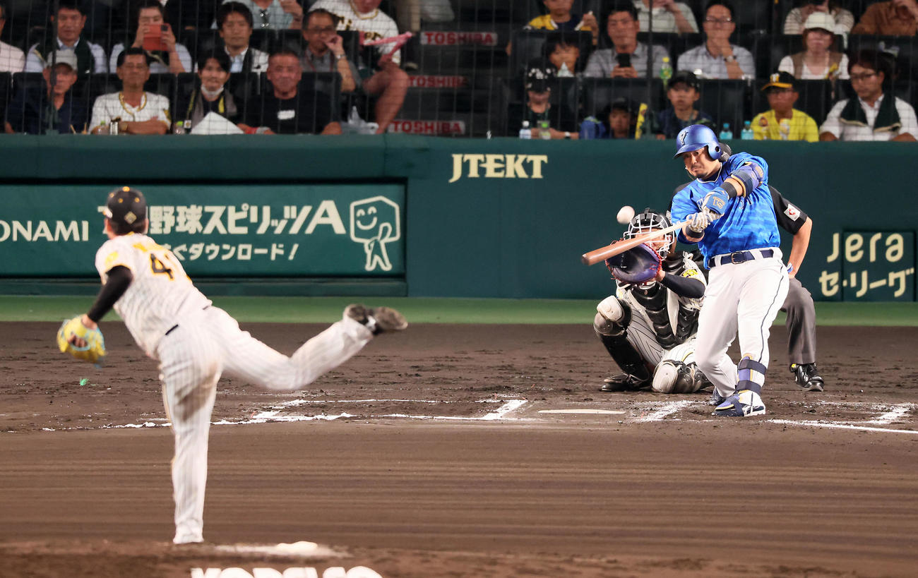 阪神対DeNA 6回表DeNA2死一塁、代打宮崎はファウルを打って打ち直し。投手村上（撮影・加藤哉）