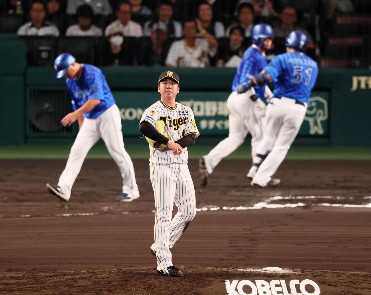 阪神対DeNA 6回表DeNA2死一塁、村上は代打宮崎に左越え2点本塁打を浴びる（撮影・加藤哉）