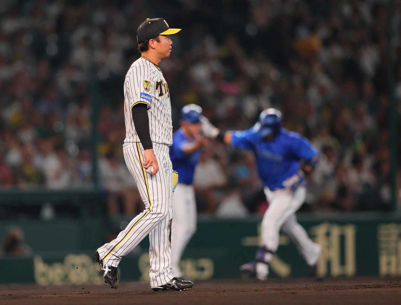 阪神対DeNA 6回表DeNA1死一塁、村上（手前）は代打宮崎に左越え2点本塁打を被弾する（撮影・上山淳一）