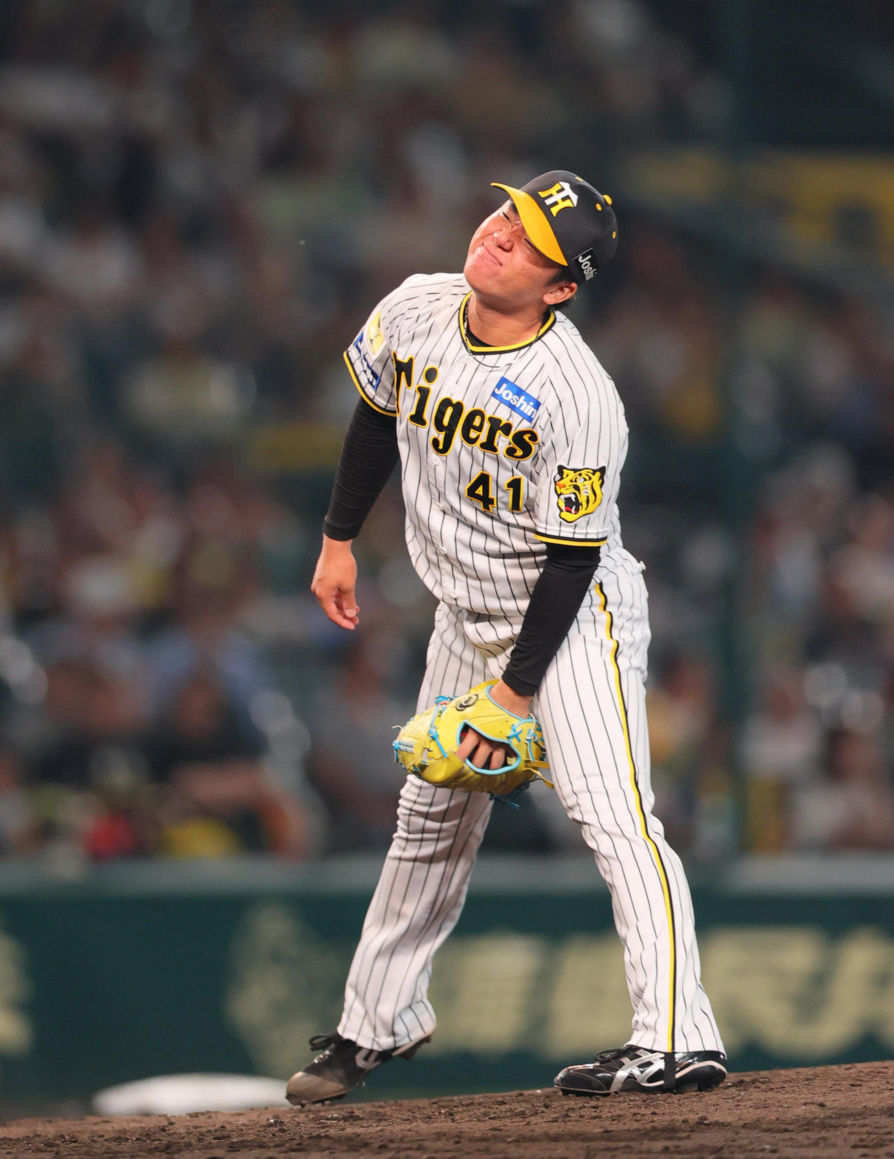 阪神対DeNA 5回表DeNA2死二塁、村上は牧に四球を出し悔しがる（撮影・上山淳一）
