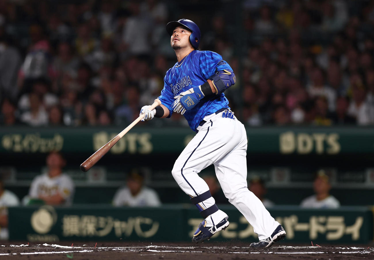 阪神対DeNA 6回表DeNA1死一塁、左越え2点本塁打を放つ宮崎（撮影・前田充）