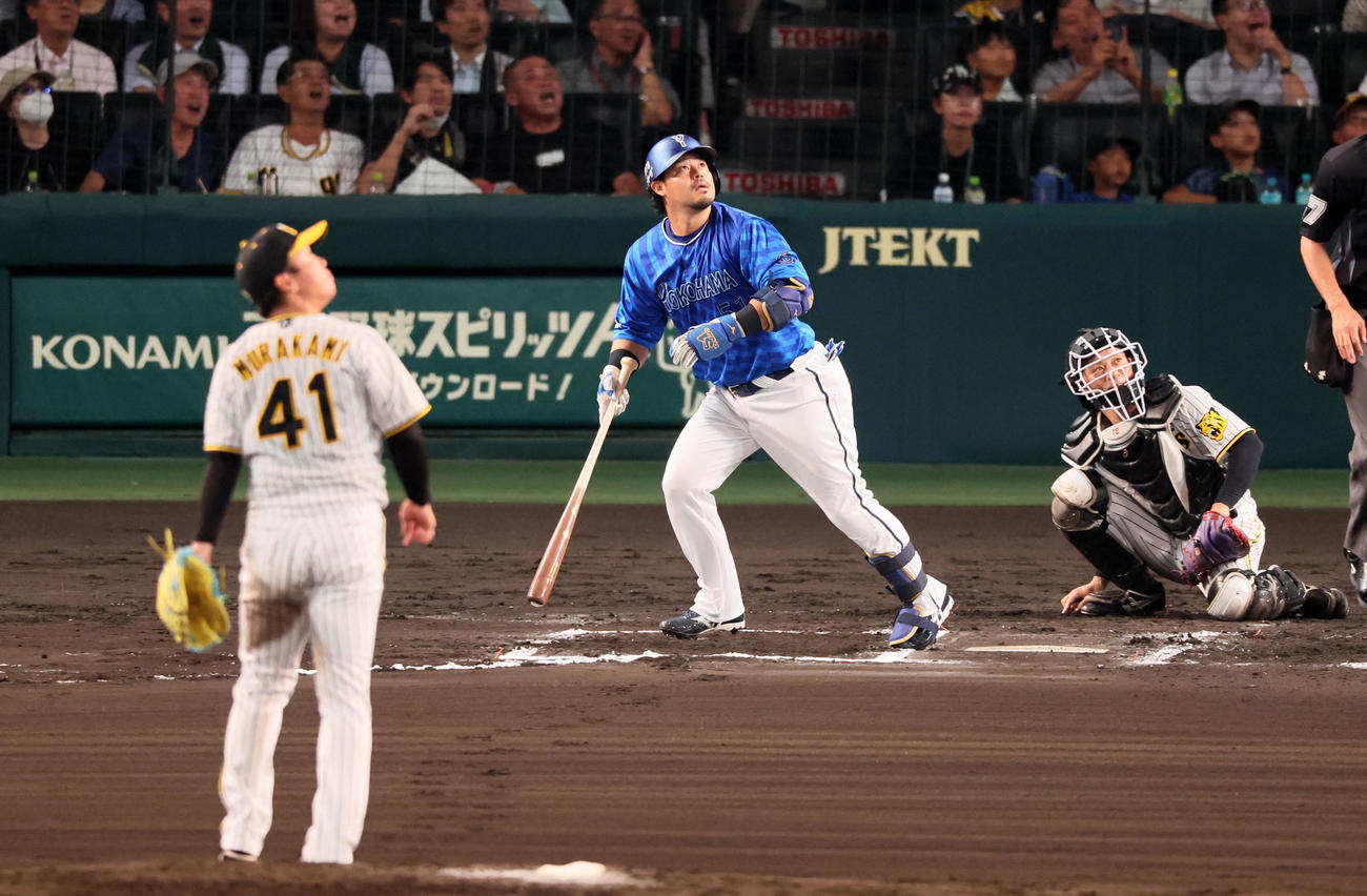 阪神対DeNA 6回表DeNA2死一塁、代打宮崎は左越え2点本塁打を放つ。投手村上（撮影・加藤哉）
