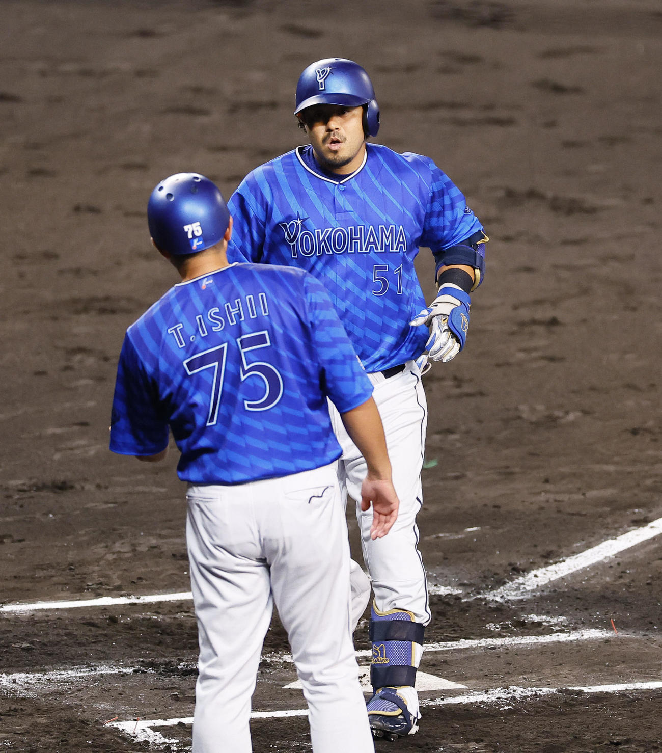 阪神対DeNA 6回表DeNA1死一塁、左越えに先制の2点本塁打を放ち、生還する宮崎（右）（撮影・藤尾明華）