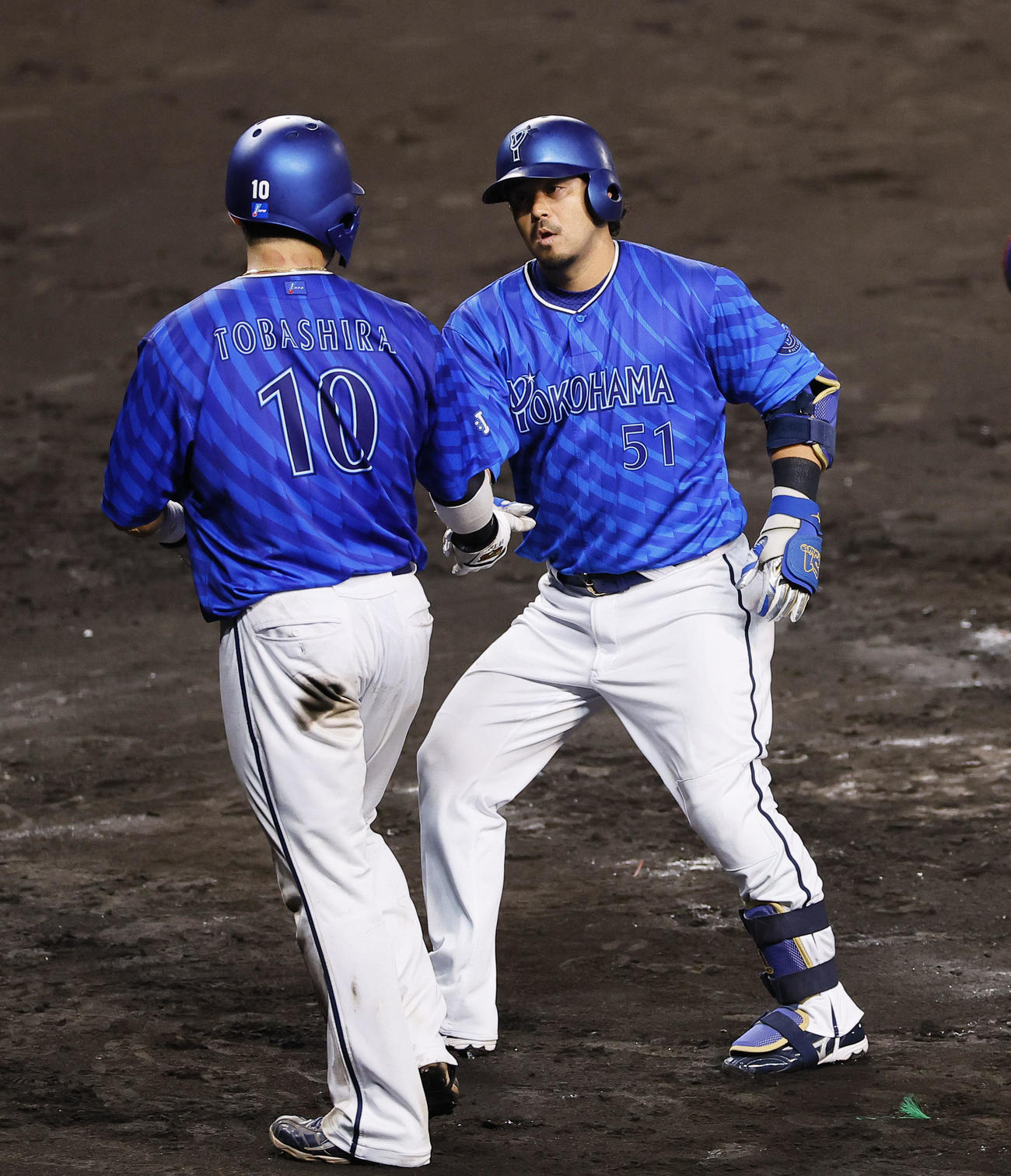 阪神対DeNA 6回表DeNA1死一塁、左越えに先制の2点本塁打を放ち、生還する宮崎（右）（撮影・藤尾明華）
