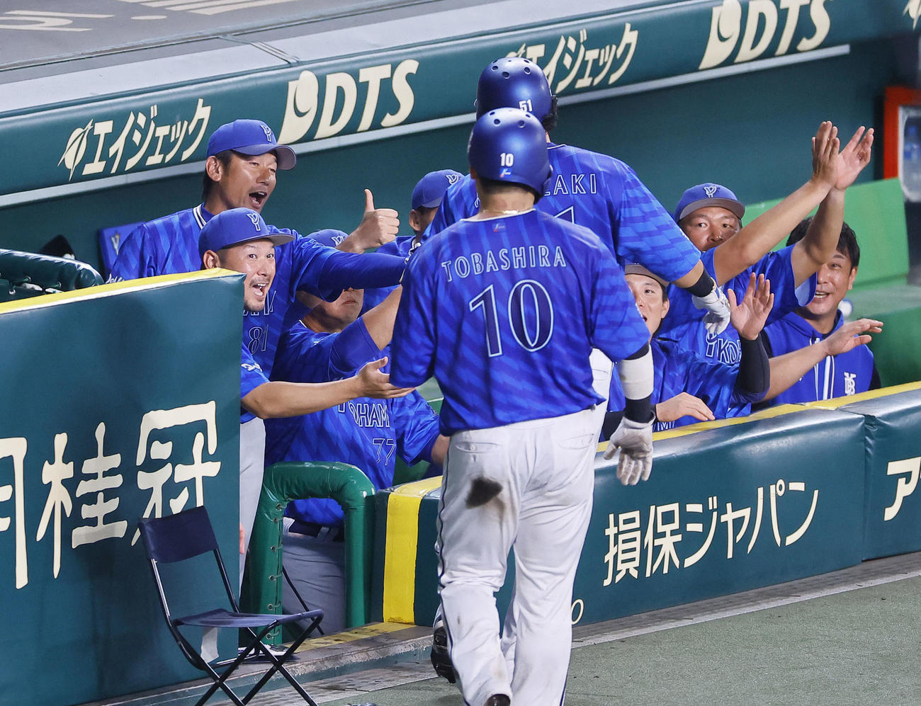 阪神対DeNA 6回表DeNA1死一塁、左越えに先制の2点本塁打を放った宮崎を出迎える三浦監督（左から2人目）（撮影・藤尾明華）