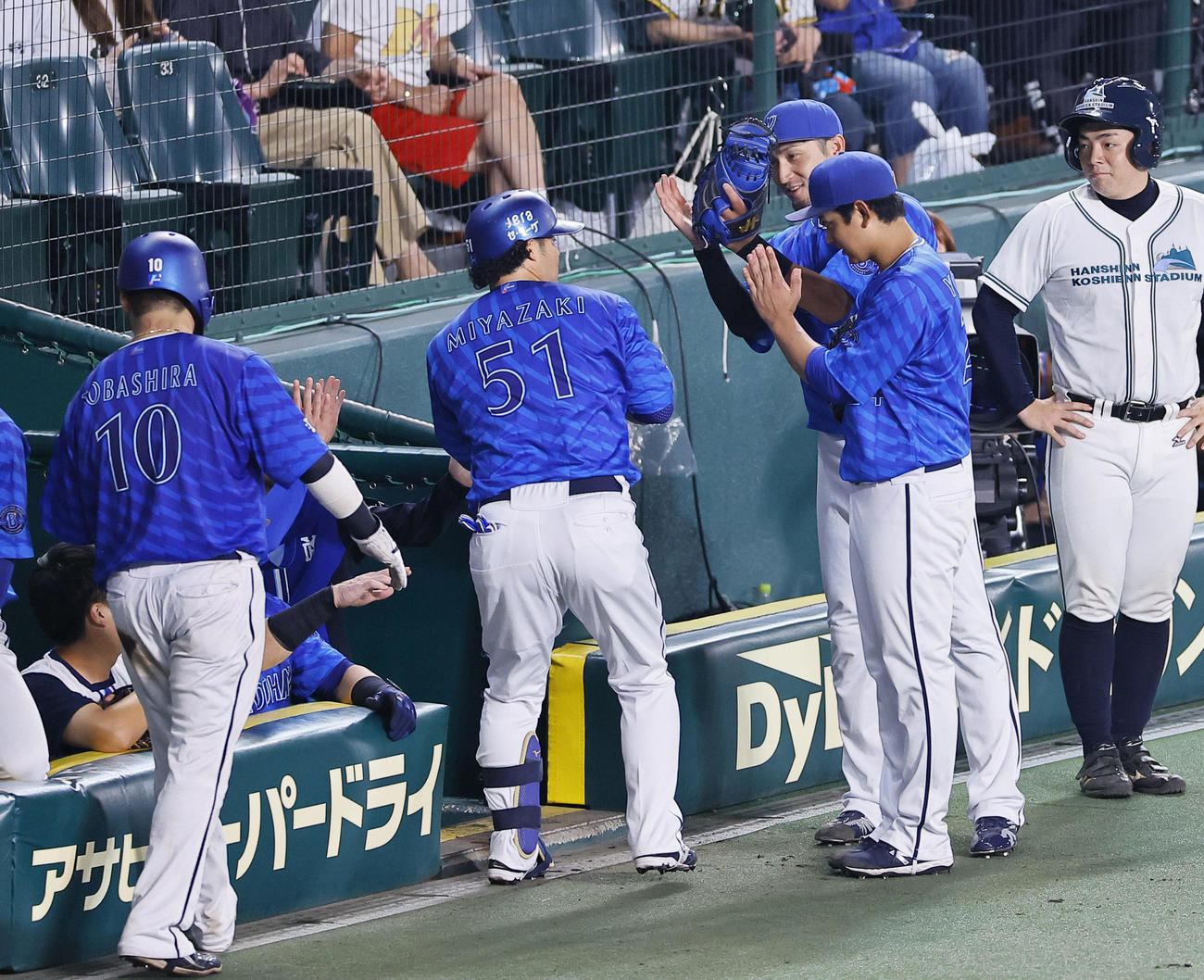 阪神対DeNA 6回表DeNA1死一塁、左越えに先制の2点本塁打を放った宮崎を手を合わせて出迎える吉野（右から2人目）（撮影・藤尾明華）