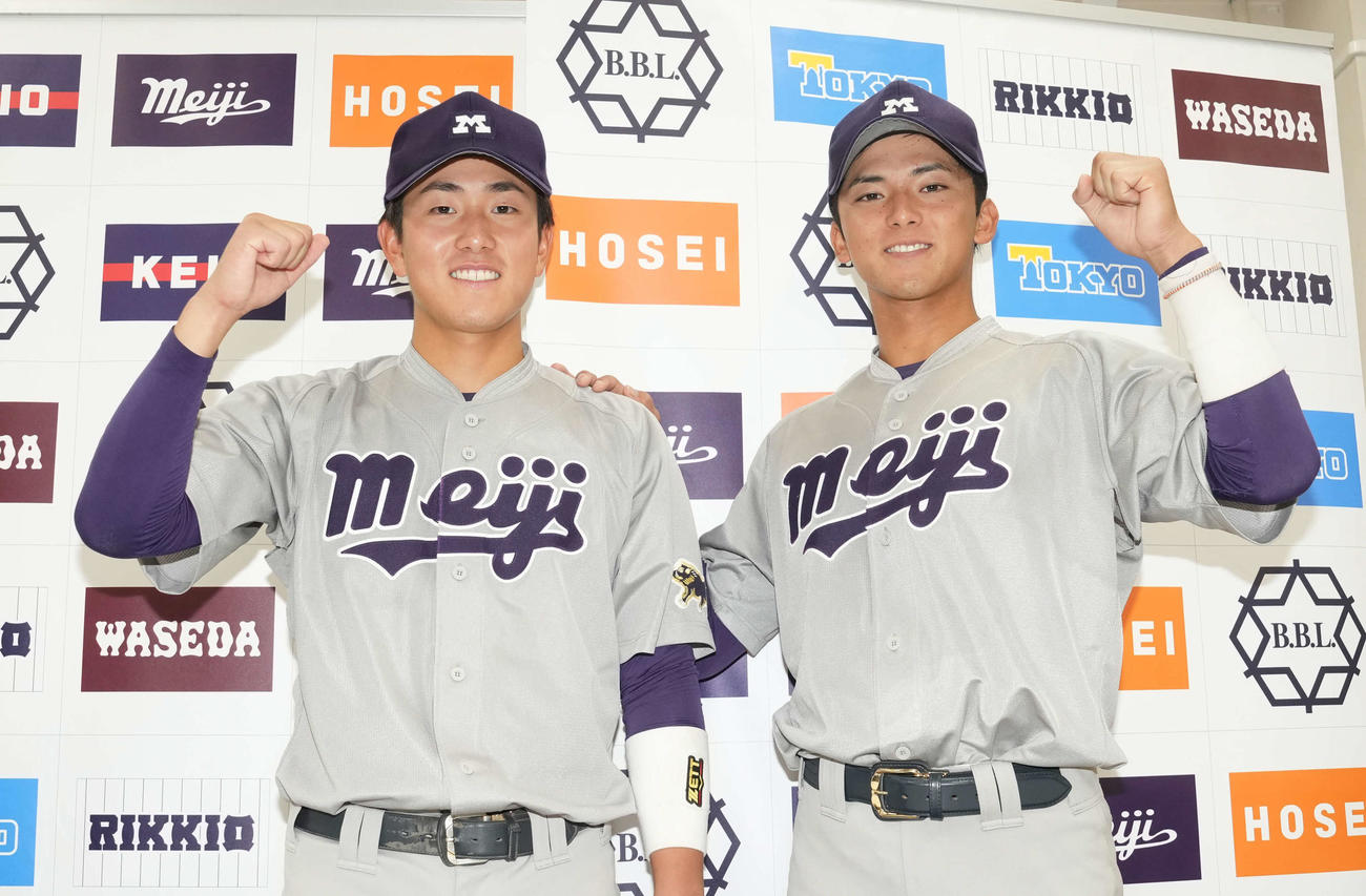 明大対慶大　慶大から勝ち点を奪いガッツポーズする明大・木本（左）と宗山（撮影・小沢裕）