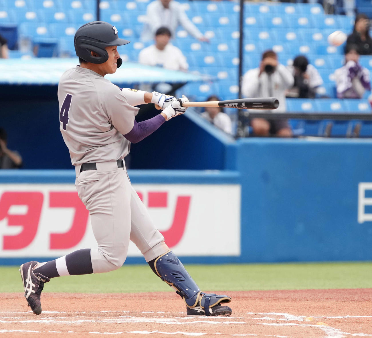 明大対慶大　延長10回表明大無死、木本は左越えに勝ち越しソロ本塁打を放つ（撮影・小沢裕）
