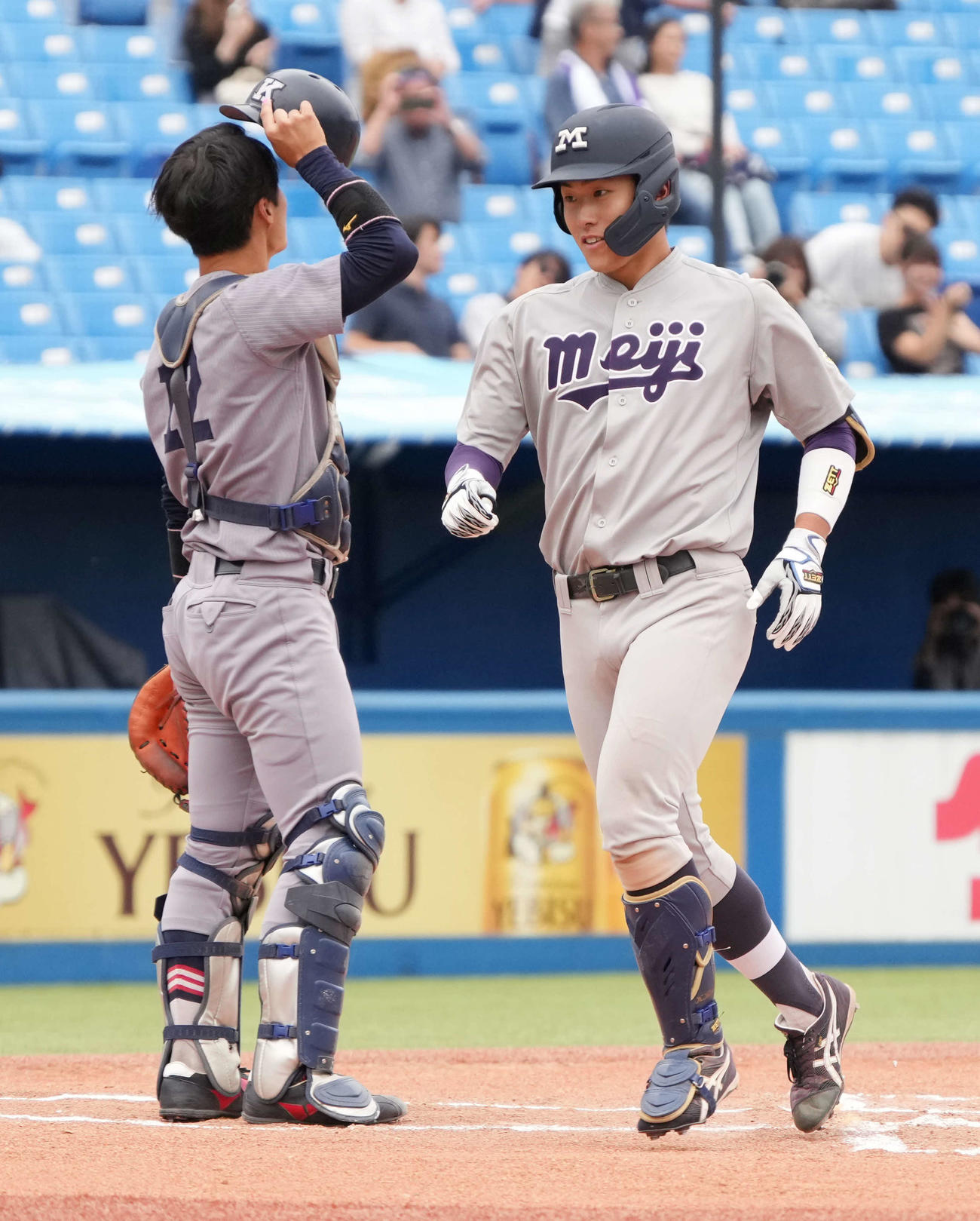 明大対慶大　延長10回表明大無死、木本（右）は左越えに勝ち越しのソロ本塁打を放つ（撮影・小沢裕）