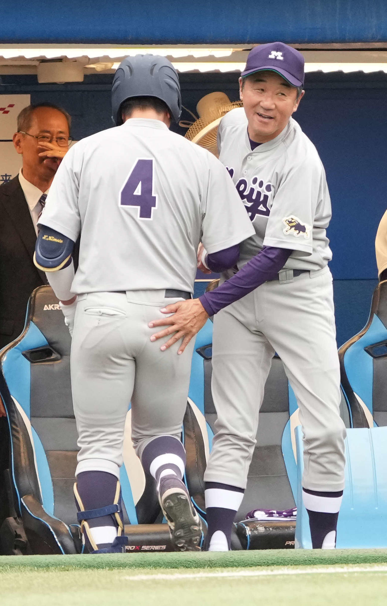 明大対慶大　延長10回表明大無死、木本（左）は左越えに勝ち越しのソロ本塁打を放ち田中監督の祝福を受ける（撮影・小沢裕）