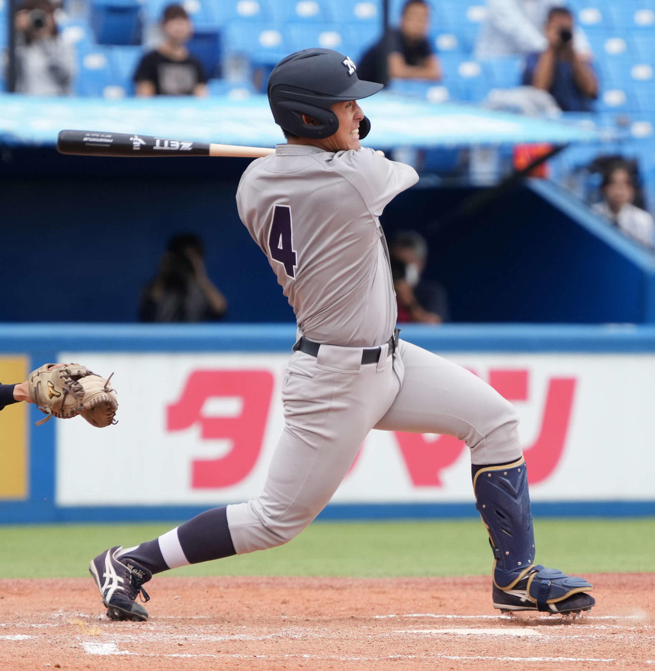 明大対慶大　7回表明大1死二塁、木本は先制中適時二塁打を放つ（撮影・小沢裕）