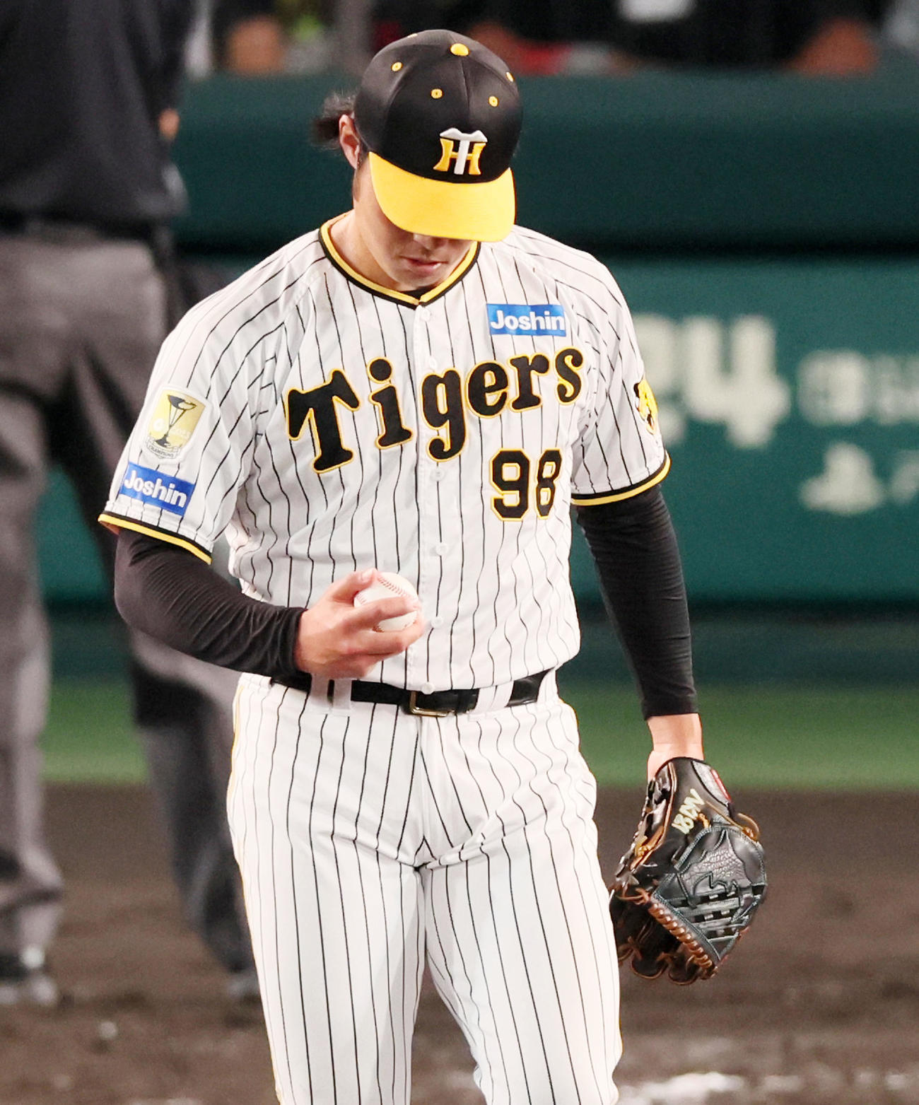 阪神対DeNA 7回表、阪神3番手で登板した佐藤蓮は秋山のグラブを使用する（撮影・加藤哉）