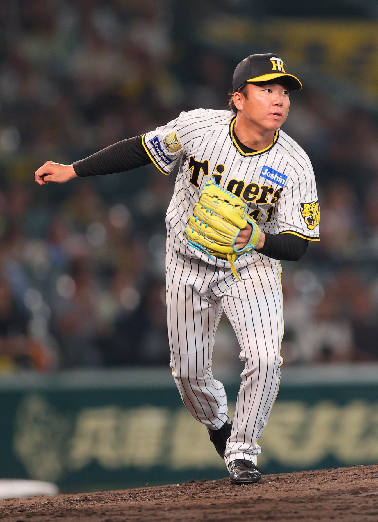 阪神対DeNA 5回表DeNA2死一、二塁、村上は佐野を二ゴロに仕留める（撮影・上山淳一）
