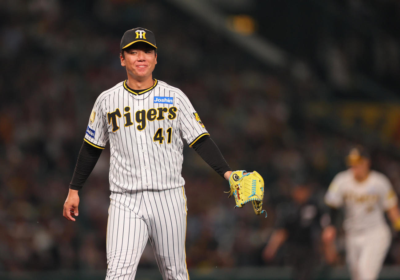 阪神対DeNA 5回表DeNA2死一、二塁、村上は佐野を二ゴロに仕留め笑顔でベンチへ引き揚げる（撮影・上山淳一）