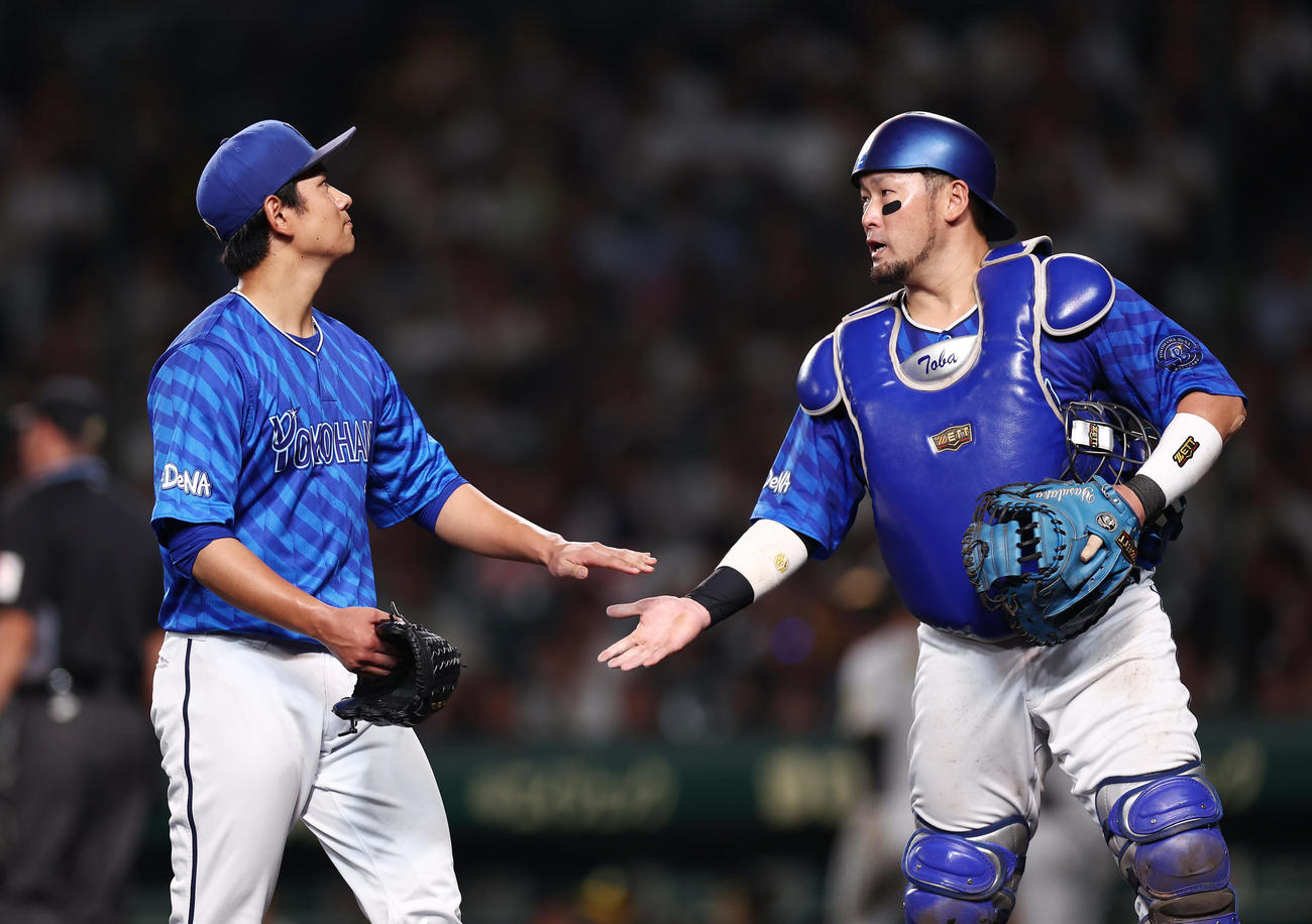 阪神対DeNA 4回裏を投げ終え、タッチを交わすDeNA吉野（左）と戸柱（撮影・前田充）