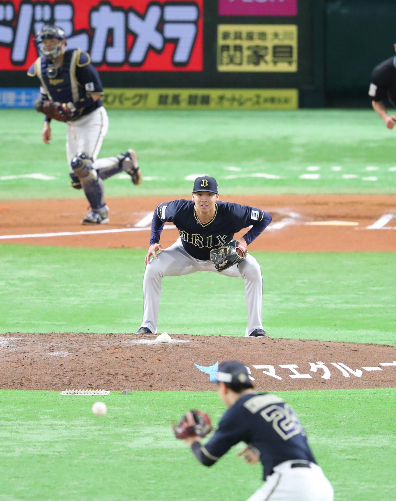 ソフトバンク対オリックス　6回裏ソフトバンク無死、牧原大成の打球にジャンプする山下、遊ゴロに仕留める（撮影・梅根麻紀）