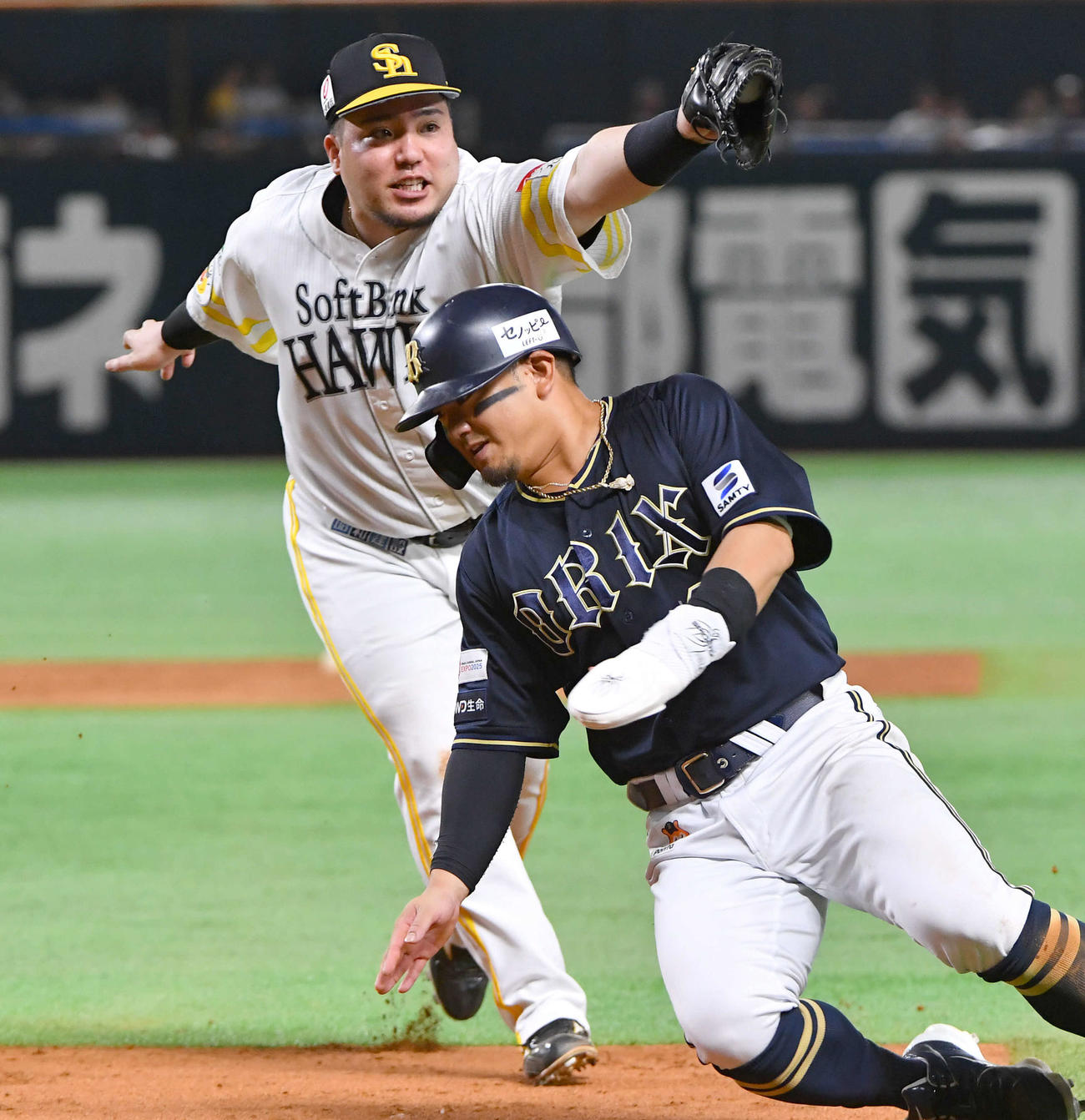 ソフトバンク対オリックス　4回表オリックス1死一塁、杉本の一直を捕球し、飛び出していた一塁走者の森（右）にタッチして併殺を完成させる山川（撮影・岩下翔太）