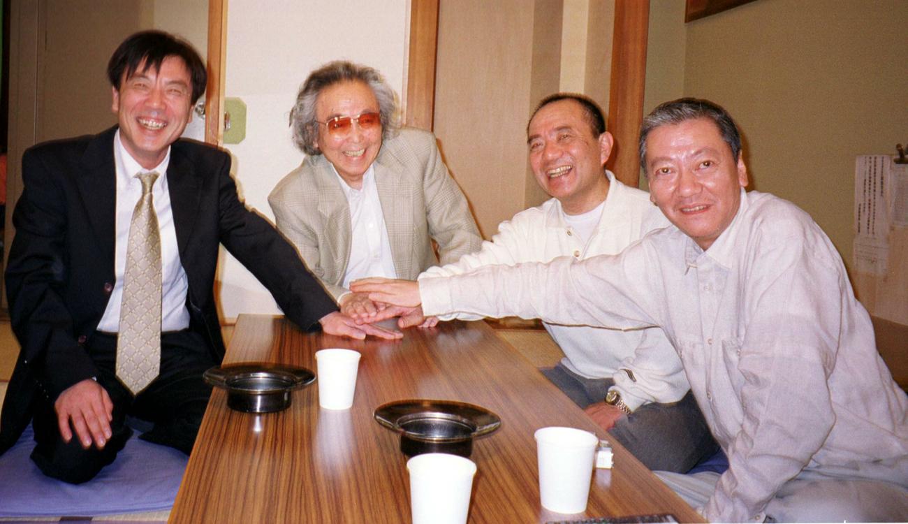 03年5月、「寄席・山藤亭」公開打ち合わせ会で記念撮影をする、左からイッセー尾形、山藤章二さん、三遊亭小遊三、高田文夫氏