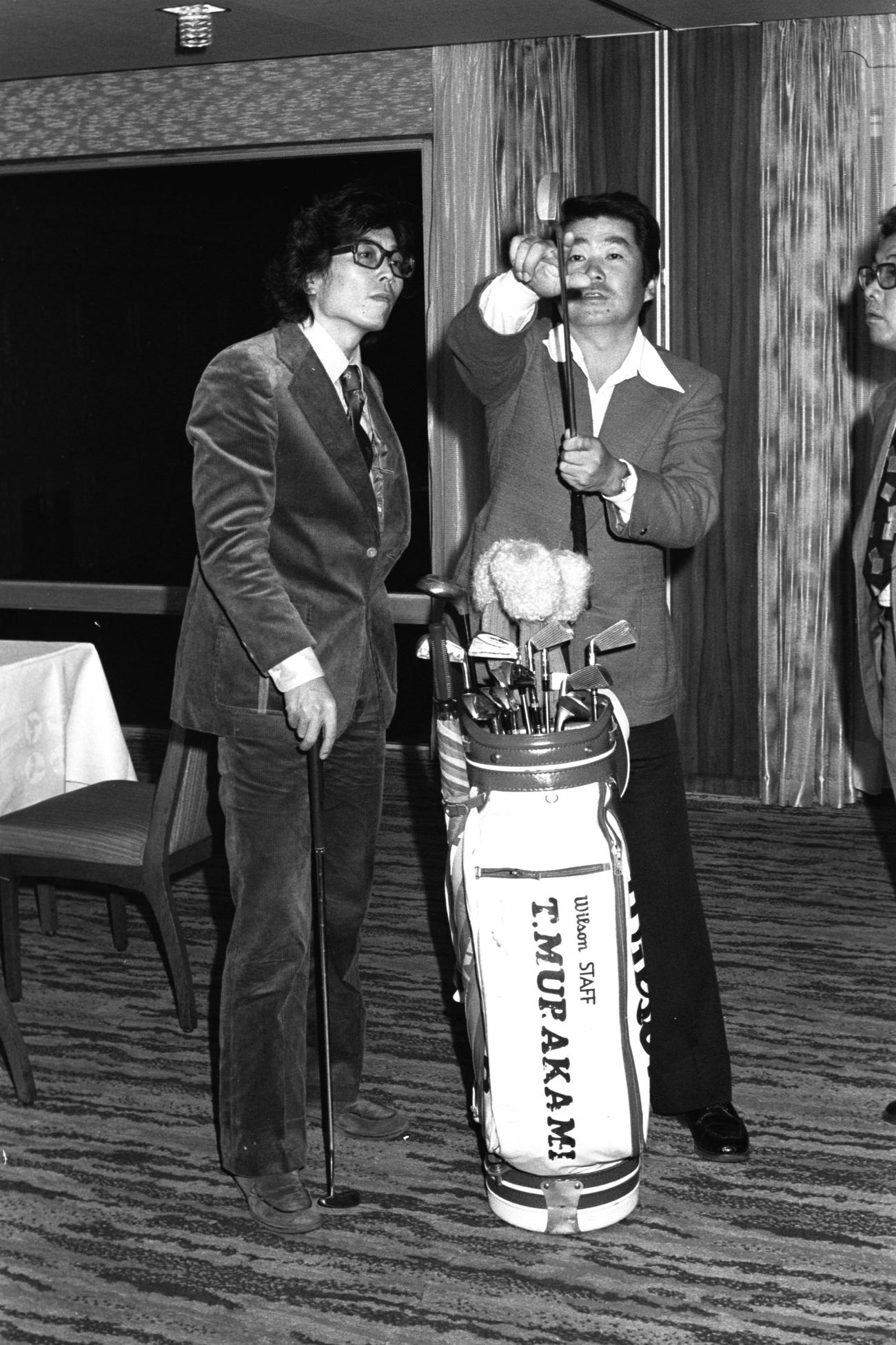 76年、対談する山藤章二さん（左）と村上隆氏