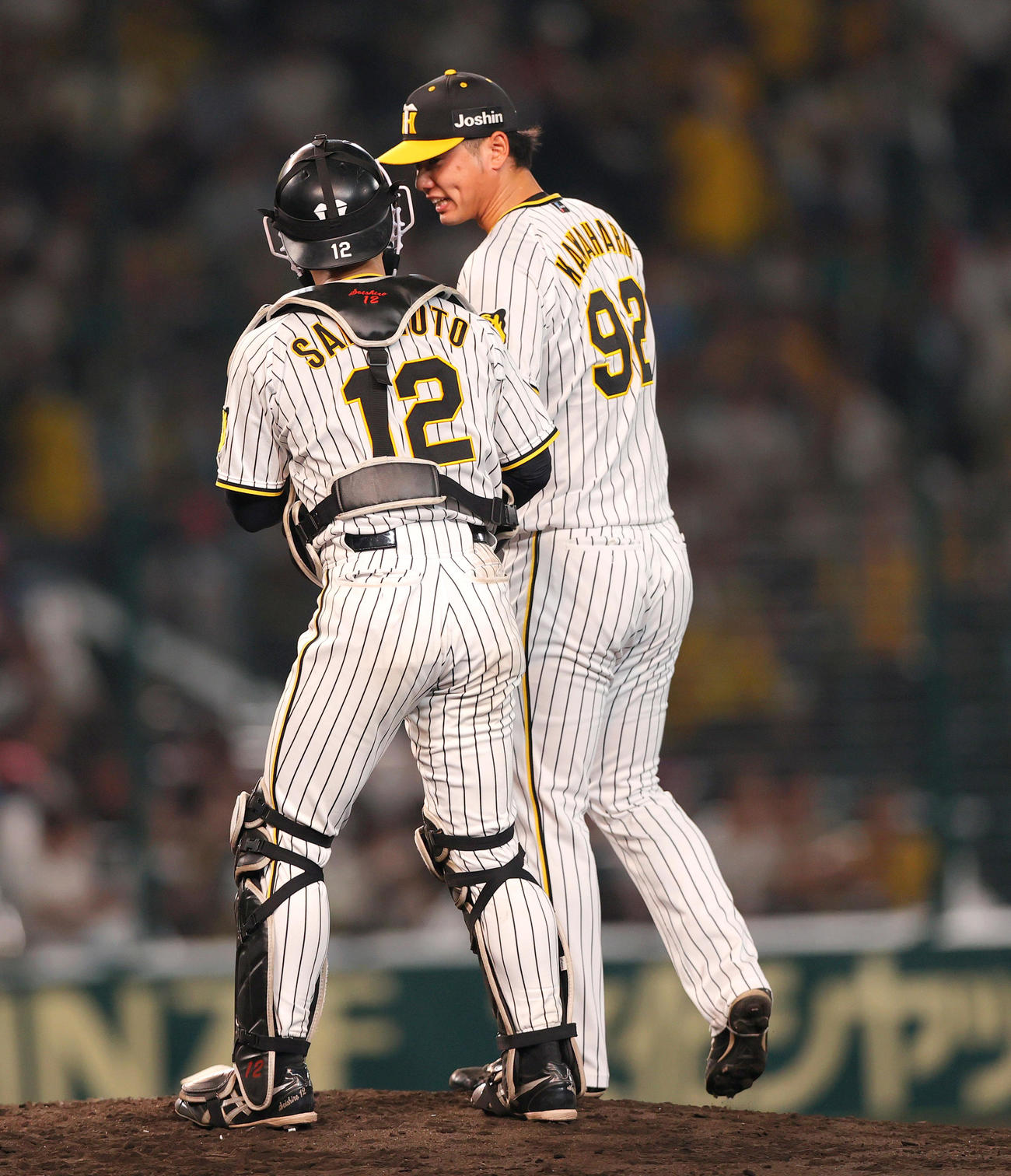 阪神対DeNA 8回表に登板の阪神川原はマウンドで捕手坂本と話す（撮影・上山淳一）