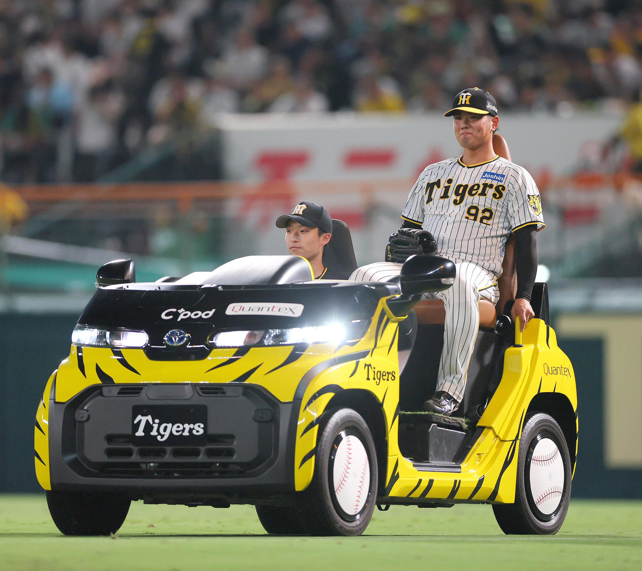 阪神対DeNA 8回表のマウンドへ向かう阪神川原（撮影・上山淳一）