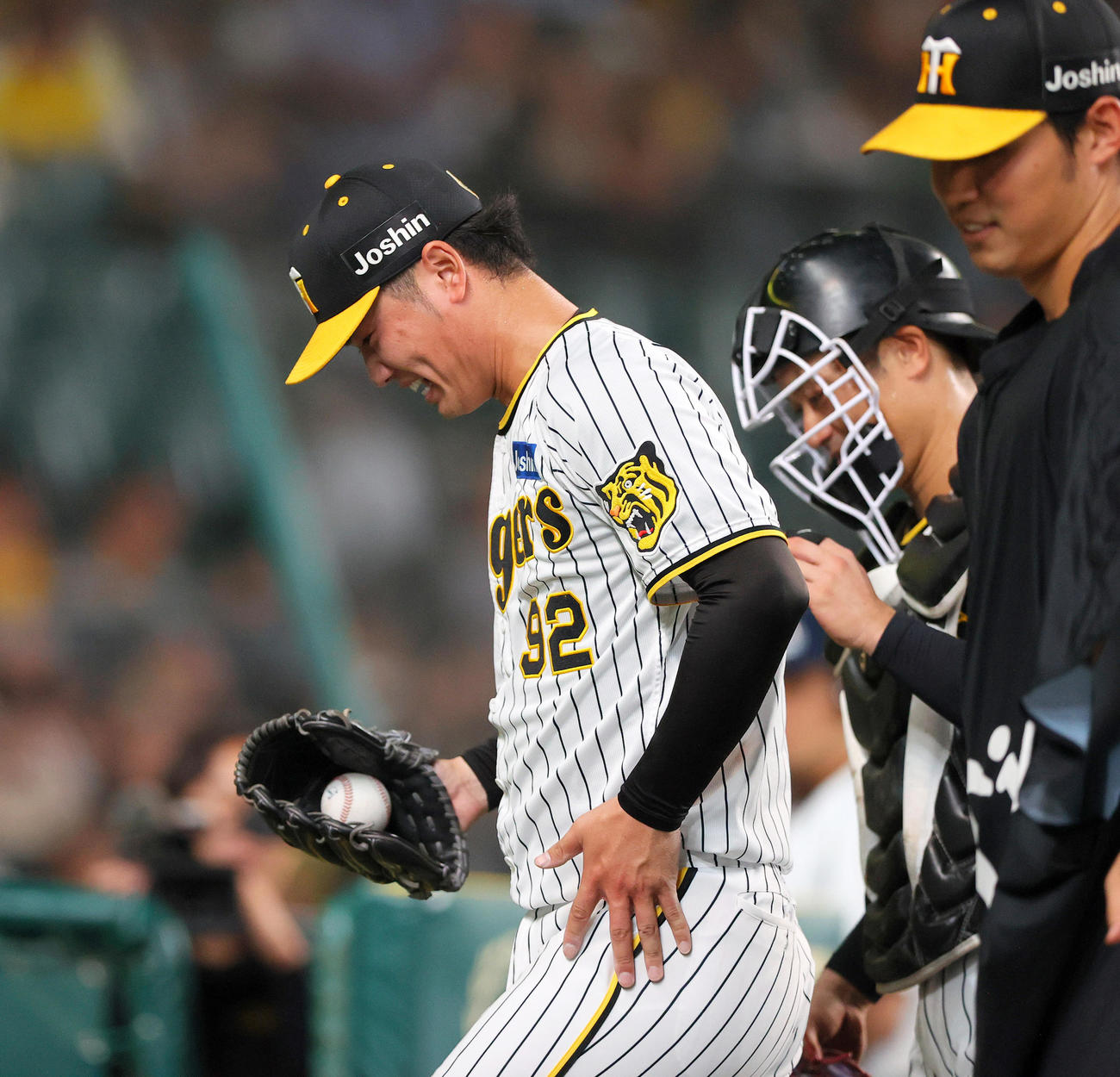 阪神対DeNA 8回表に登板し無失点に終えた阪神川原（左）は青柳からボールを渡される（撮影・上山淳一）