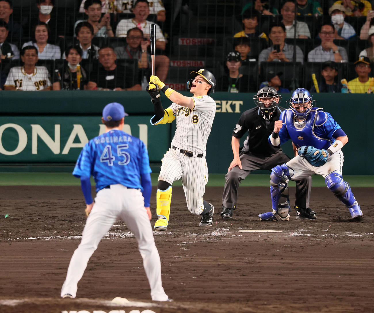 阪神対DeNA 9回裏阪神2死一、二塁、佐藤輝は三振に倒れ試合終了。投手森原（撮影・加藤哉）
