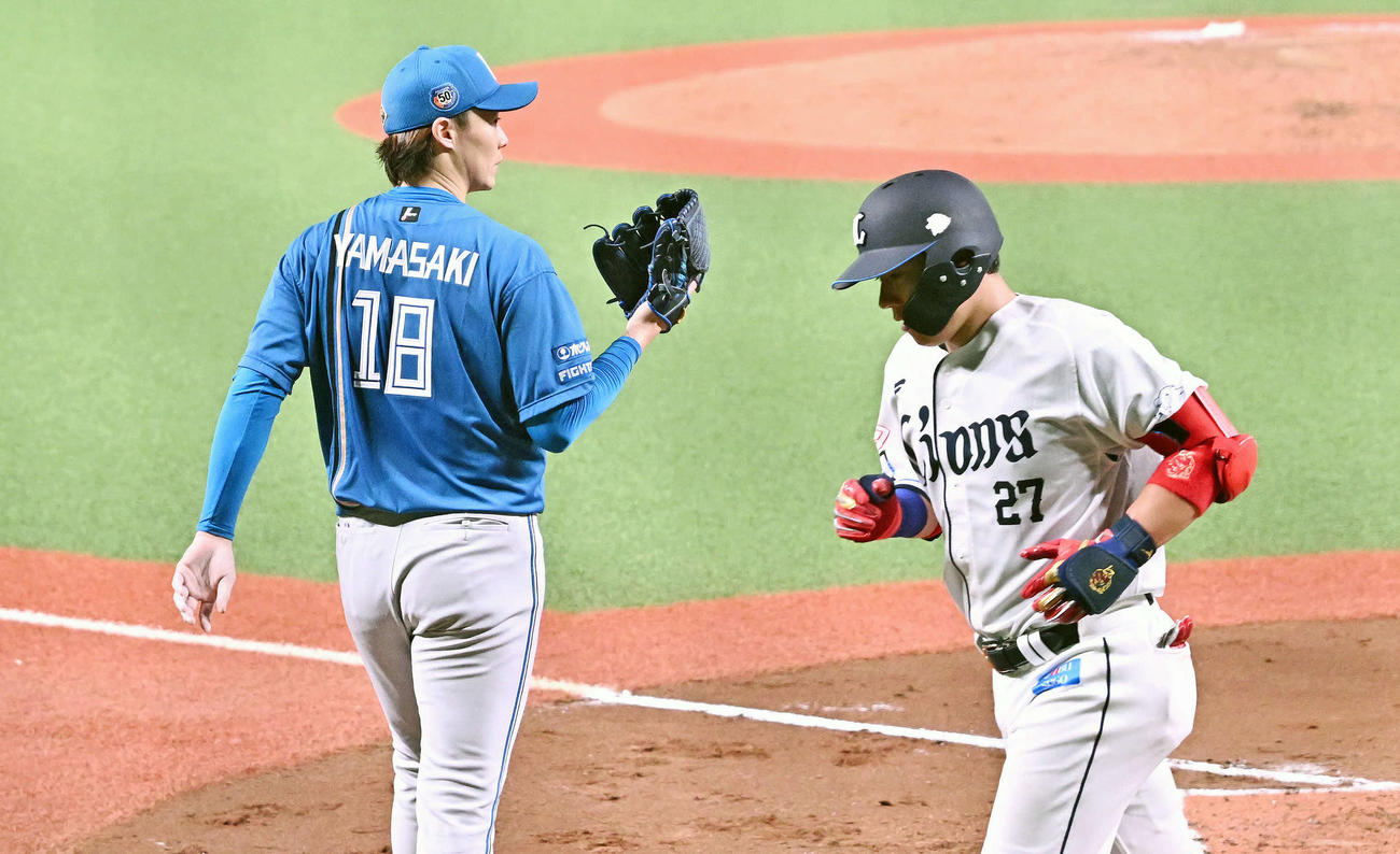 西武対日本ハム　5回裏西武1死三塁、炭谷（右）に犠飛を許した山崎（撮影・滝沢徹郎）