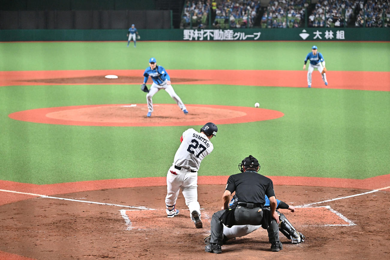 西武対日本ハム　5回裏西武1死三塁、炭谷は犠飛を放つ。投手山崎（撮影・滝沢徹郎）