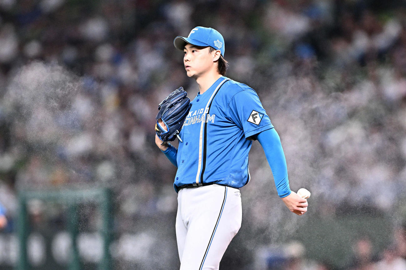 西武対日本ハム　ロジンを手にする日本ハム先発の山崎（撮影・滝沢徹郎）
