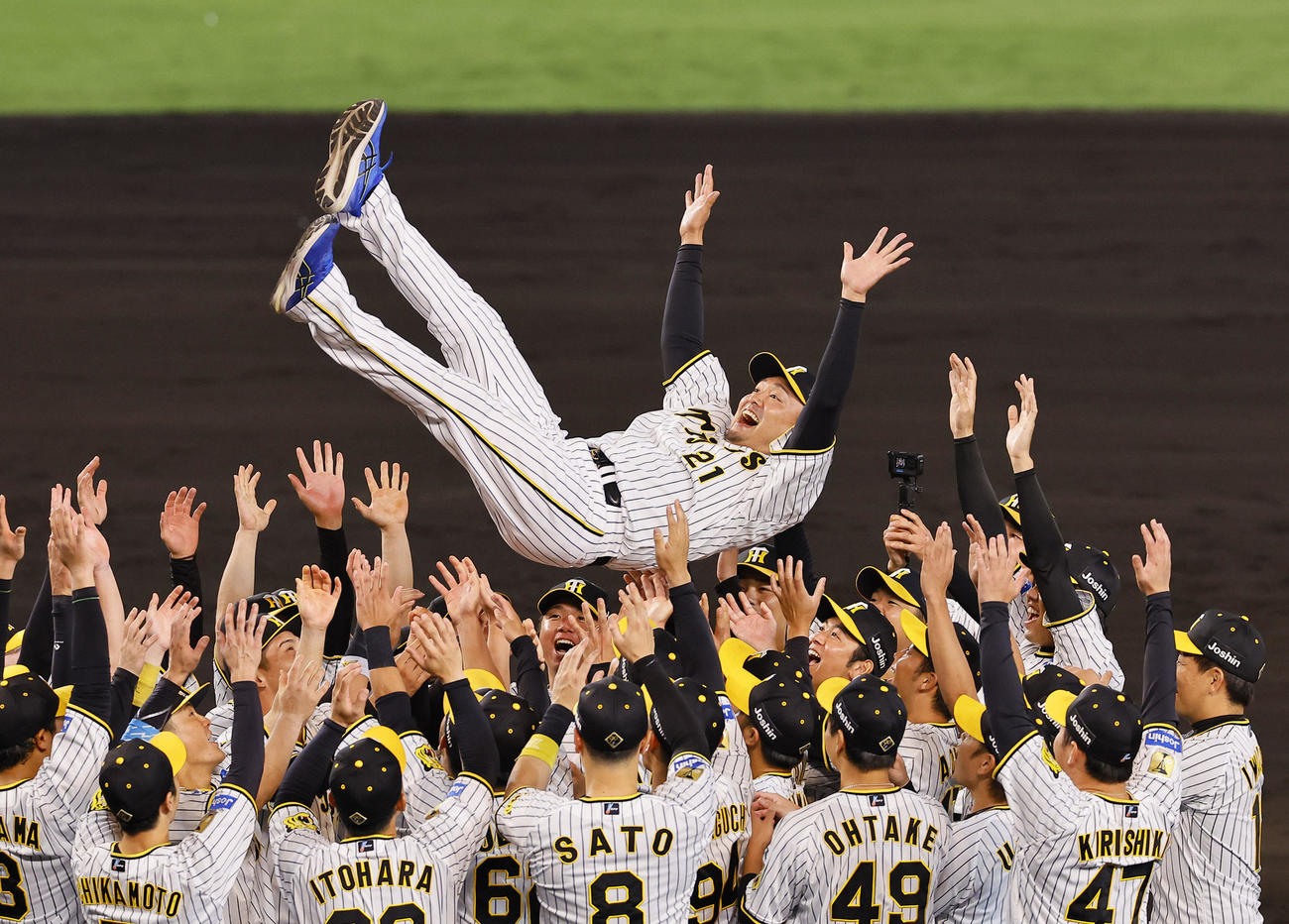 阪神対DeNA　試合後、胴上げされる阪神秋山（撮影・藤尾明華）