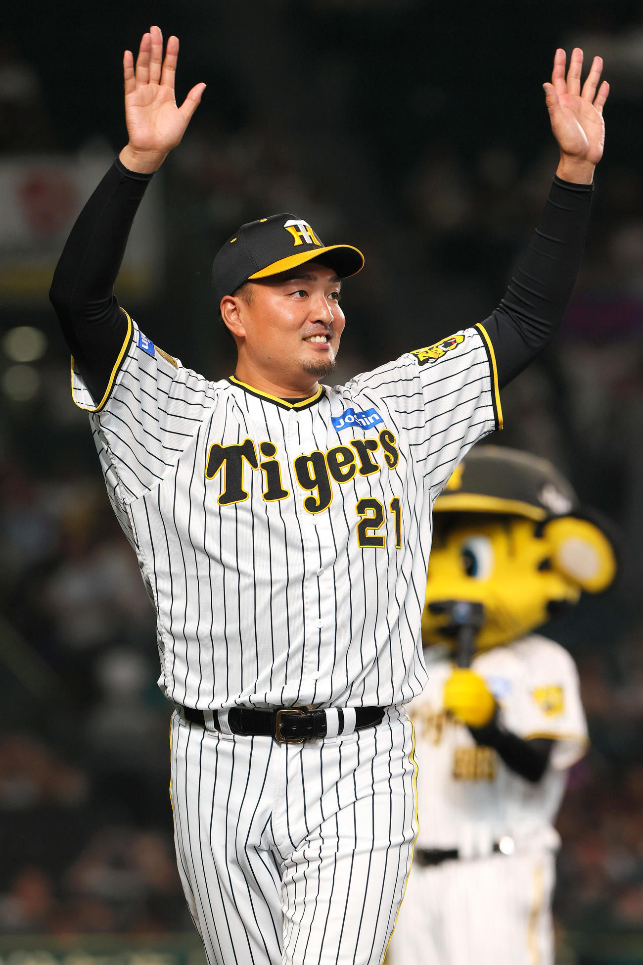 今シーズンで現役を引退する阪神秋山はファンに手を振る（撮影・上山淳一）