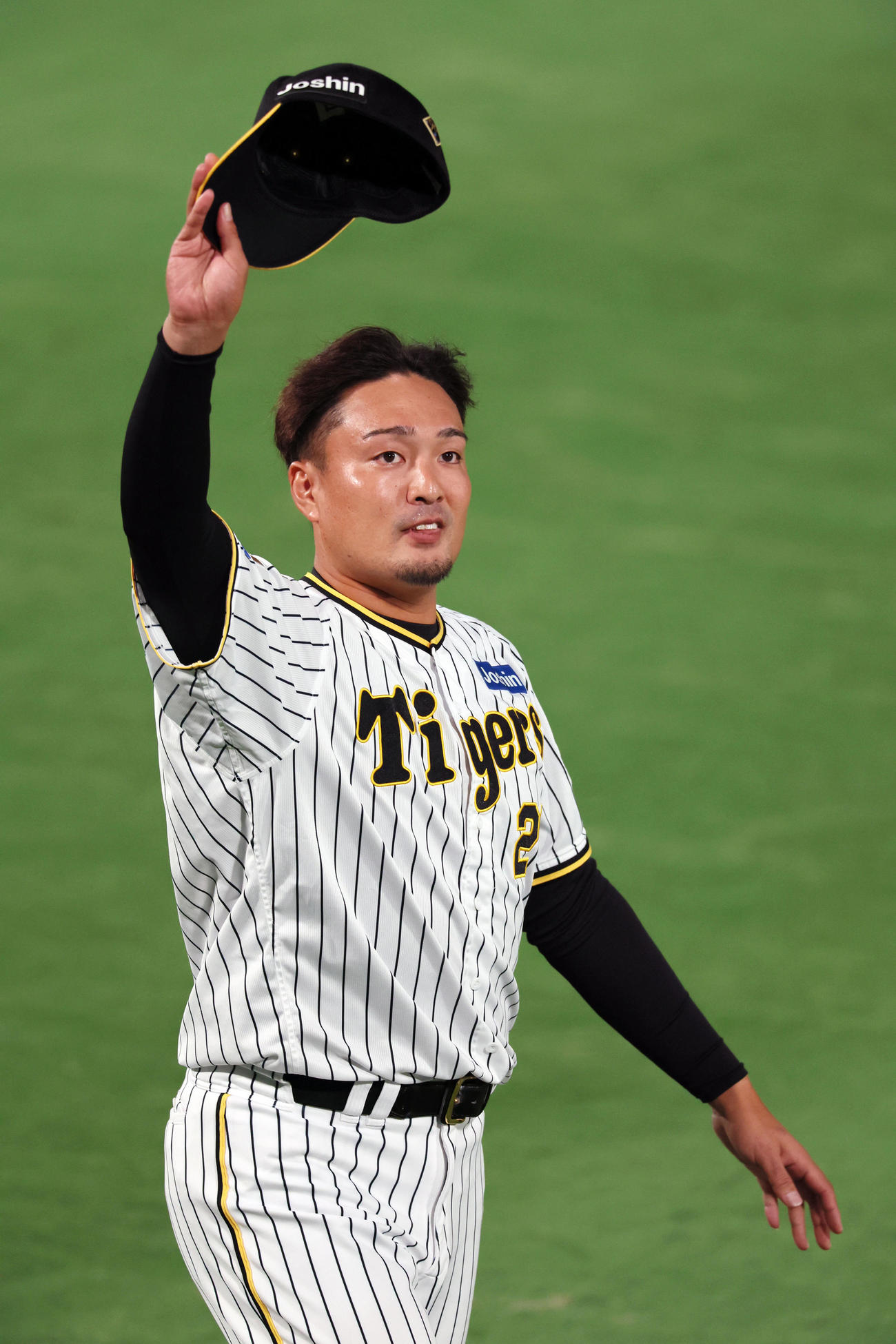 阪神対DeNA　ナインに胴上げされた秋山は場内1周しファンにあいさつする（撮影・加藤哉）
