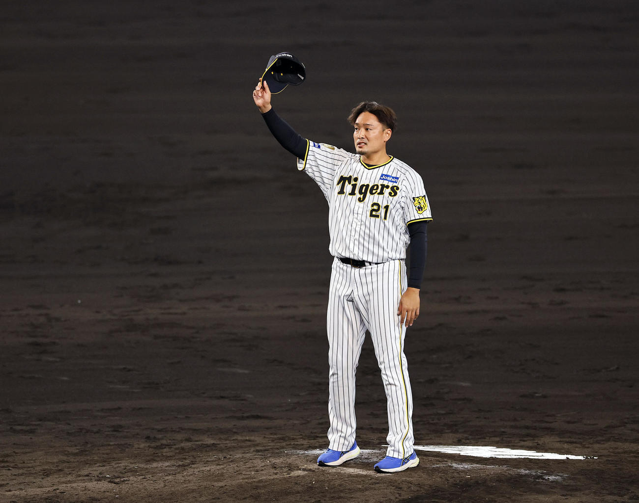 阪神対DeNA　マウンドであいさつする阪神秋山（撮影・藤尾明華）