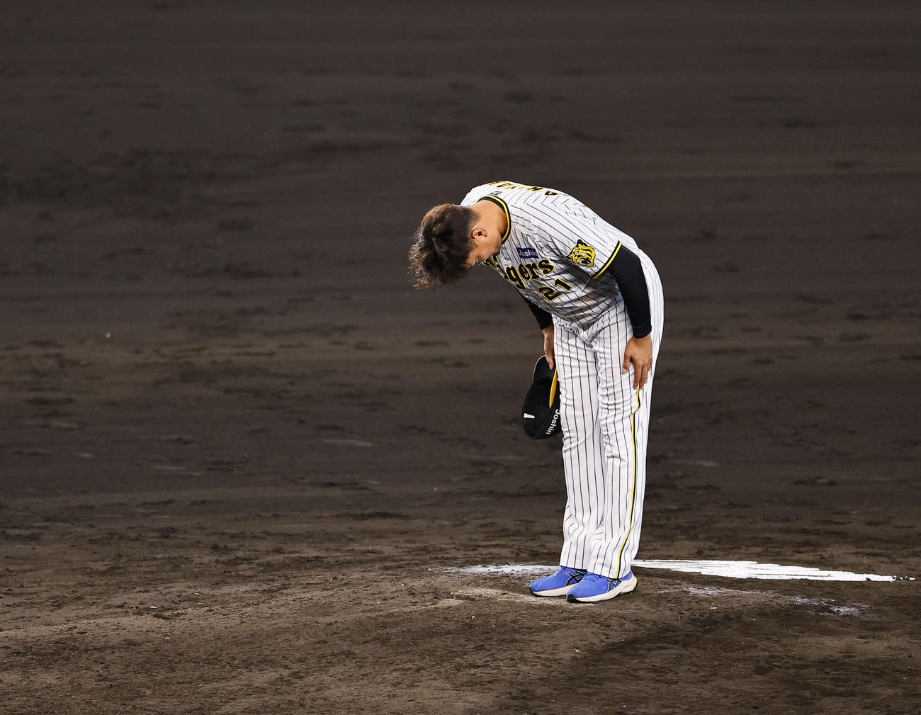 阪神対DeNA　マウンドで一礼する阪神秋山（撮影・藤尾明華）