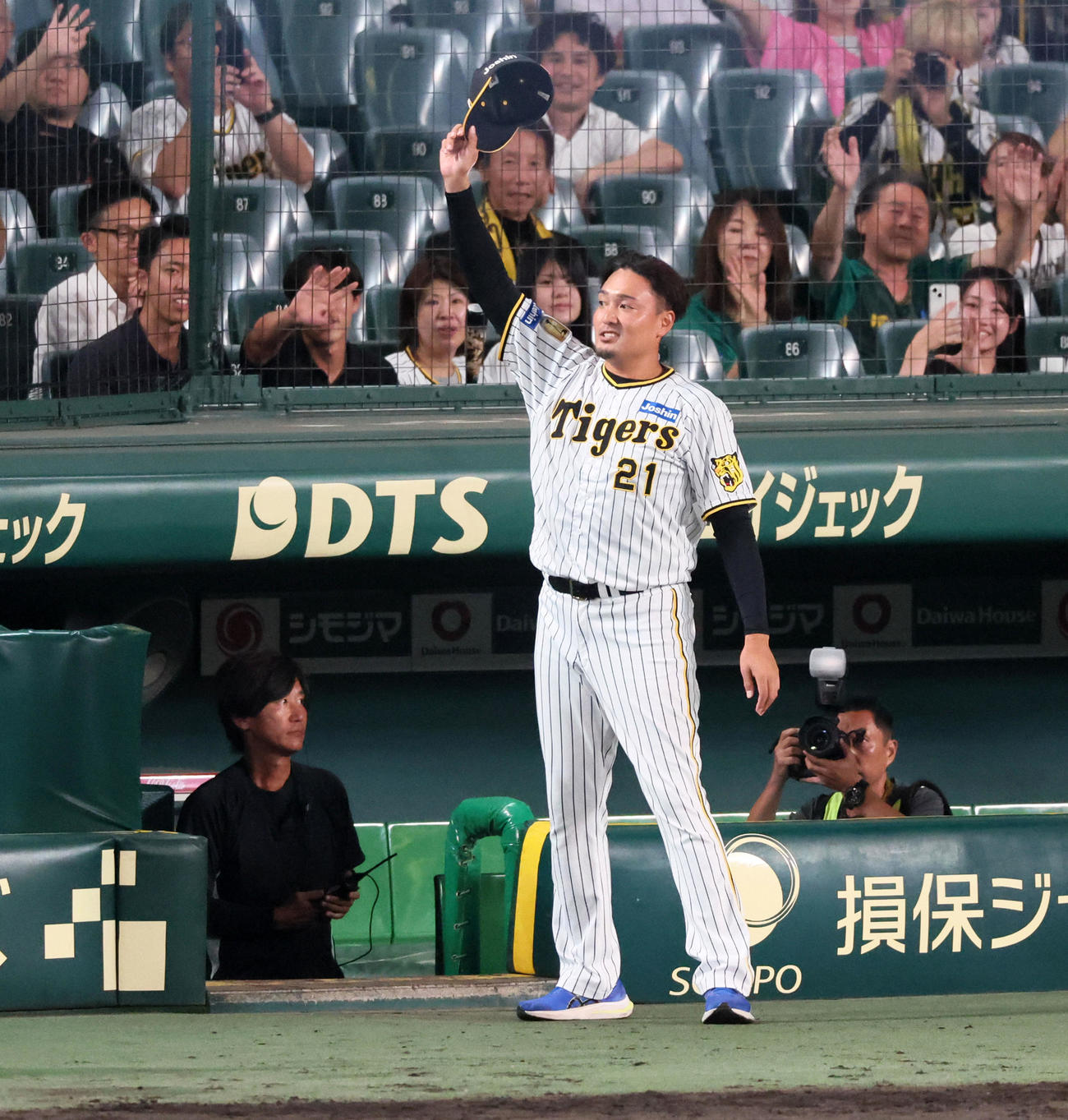 阪神対DeNA　右翼スタンドに帽子を振る秋山（撮影・加藤哉）