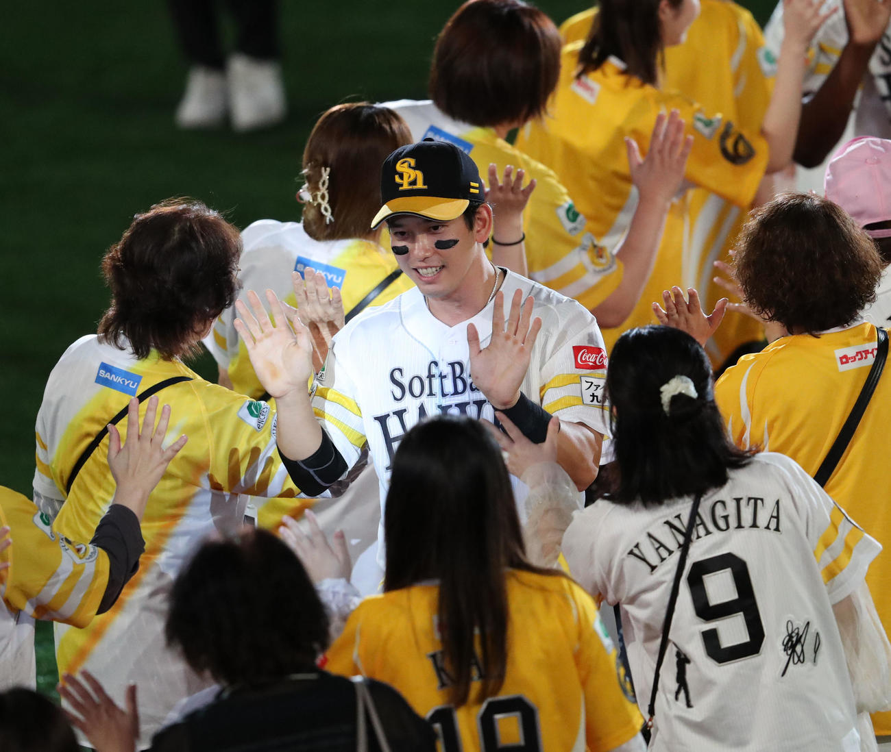 ソフトバンク対オリックス　ヒーローになった栗原はファンとハイタッチ（撮影・梅根麻紀）
