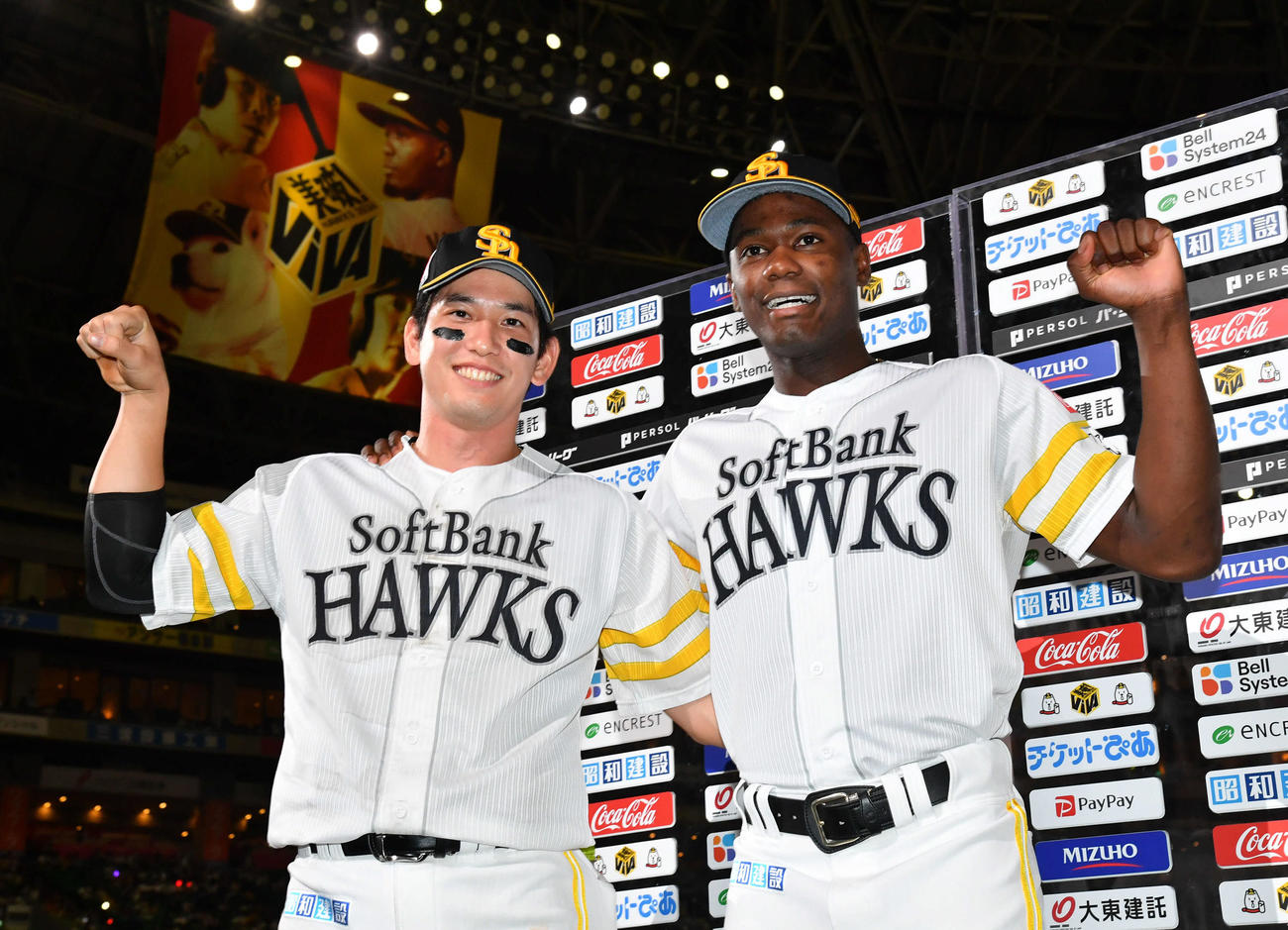ソフトバンク対オリックス　オリックスに勝利し、お立ち台で3150ポーズを決める栗原（左）とモイネロ（撮影・岩下翔太）