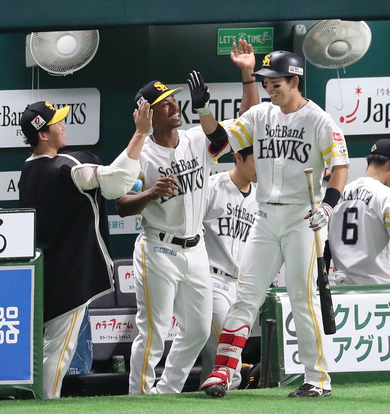 ソフトバンク対オリックス　7回裏ソフトバンク無死、栗原は右中間に先制本塁打を放ちダウンズとハイタッチ（撮影・梅根麻紀）