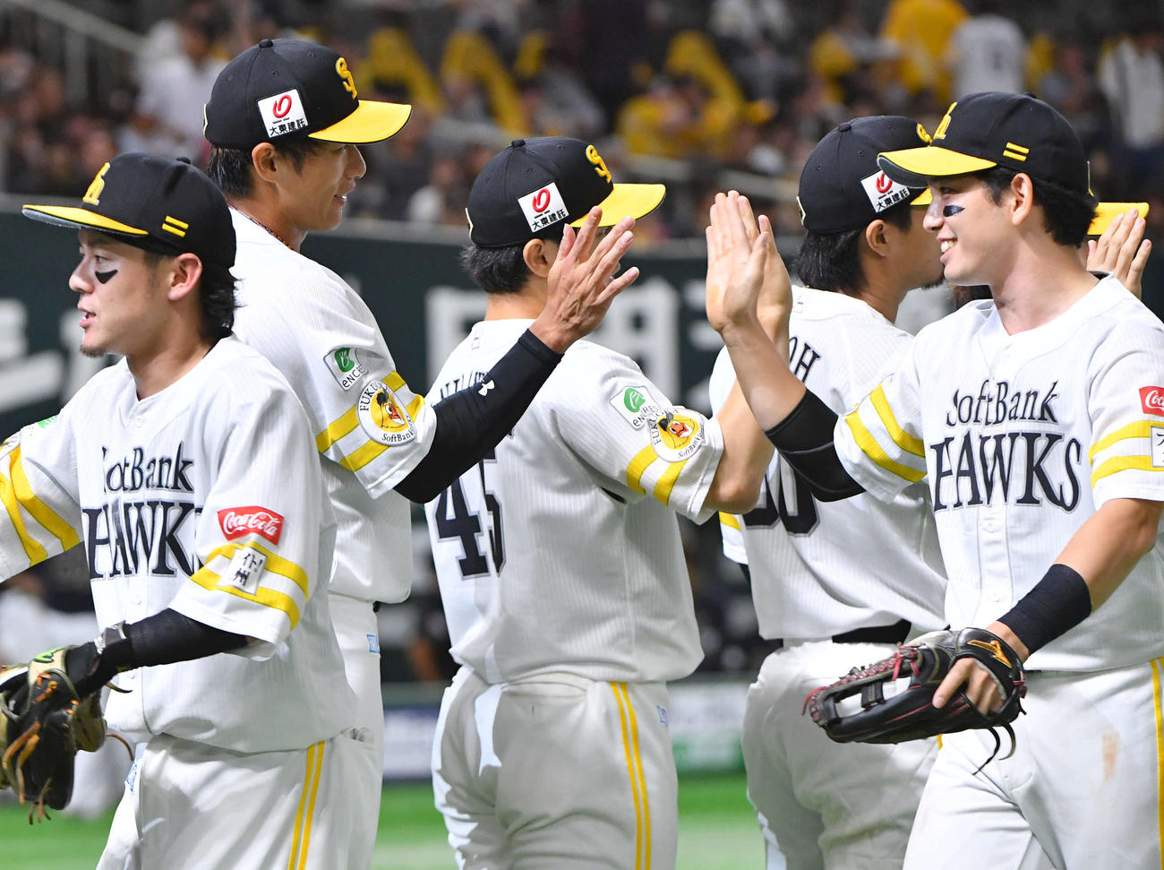 ソフトバンク対オリックス　オリックスに勝利し、栗原（右）らナインとタッチを交わす柳田（左から2人目）（撮影・岩下翔太）