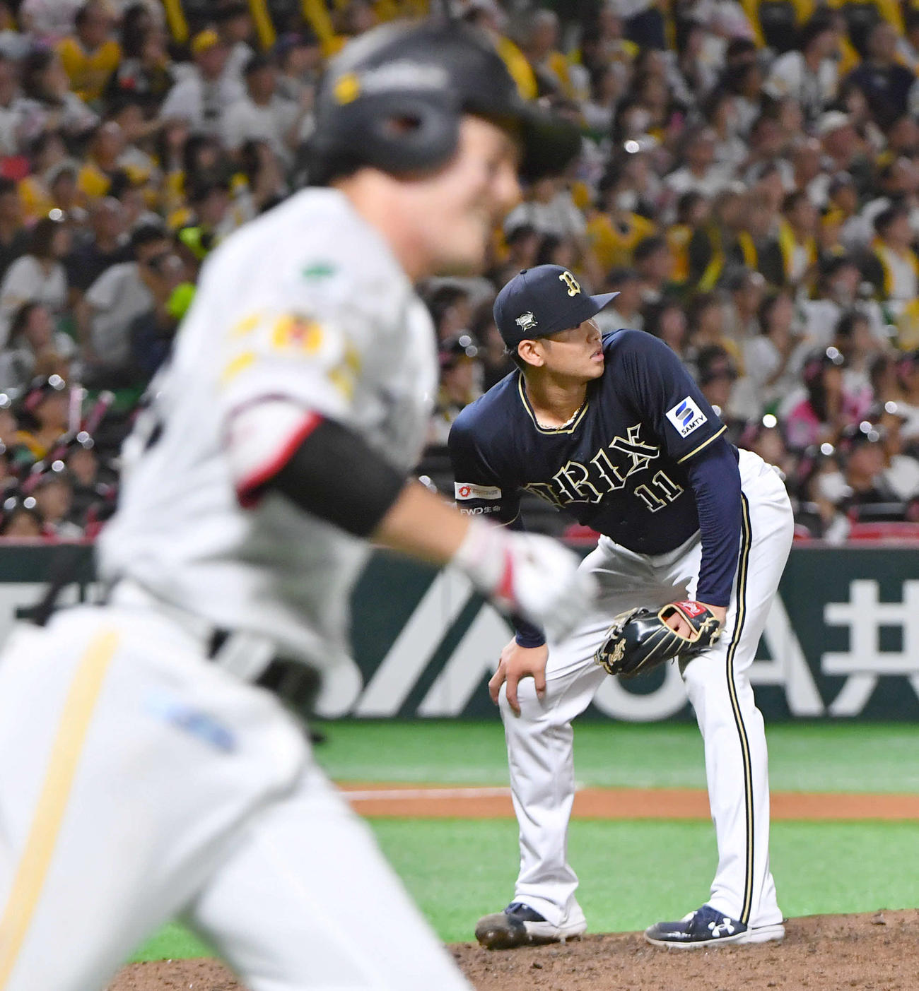 ソフトバンク対オリックス　7回裏ソフトバンク無死、栗原（左）に右中間へ先制本塁打を打たれた山下（撮影・岩下翔太）